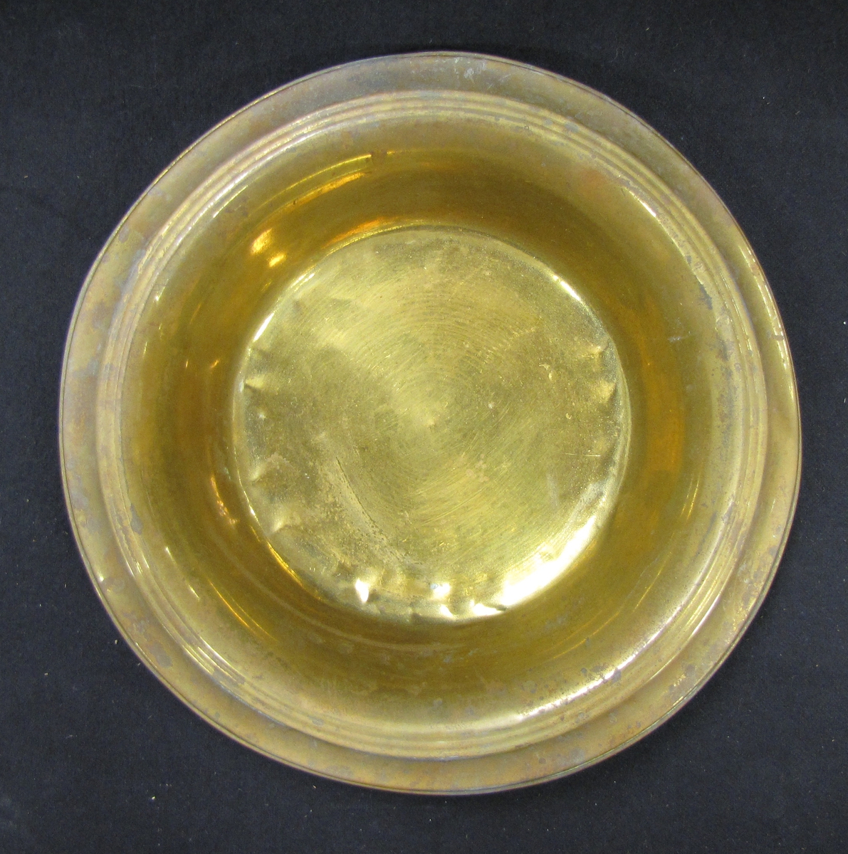 Spottkopp av mässing. Som lock användes ett vitt fat i porslin se VM18769:b.

160 mm. i diam.

Spottkoppen stod i skomakarverstad som ägdes av skomakarmästare Karl Gustav Lundell 1858 - 1923 (far till givaren).