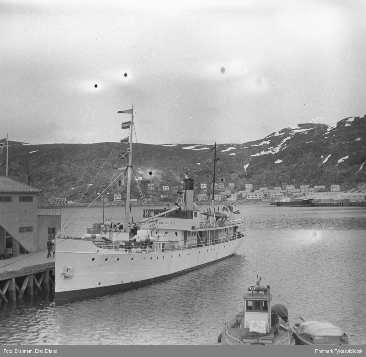 Utsikt mot havna på 17. mai. Man ser skipet som heter Trøndelag og i bakgrunnen bolighus