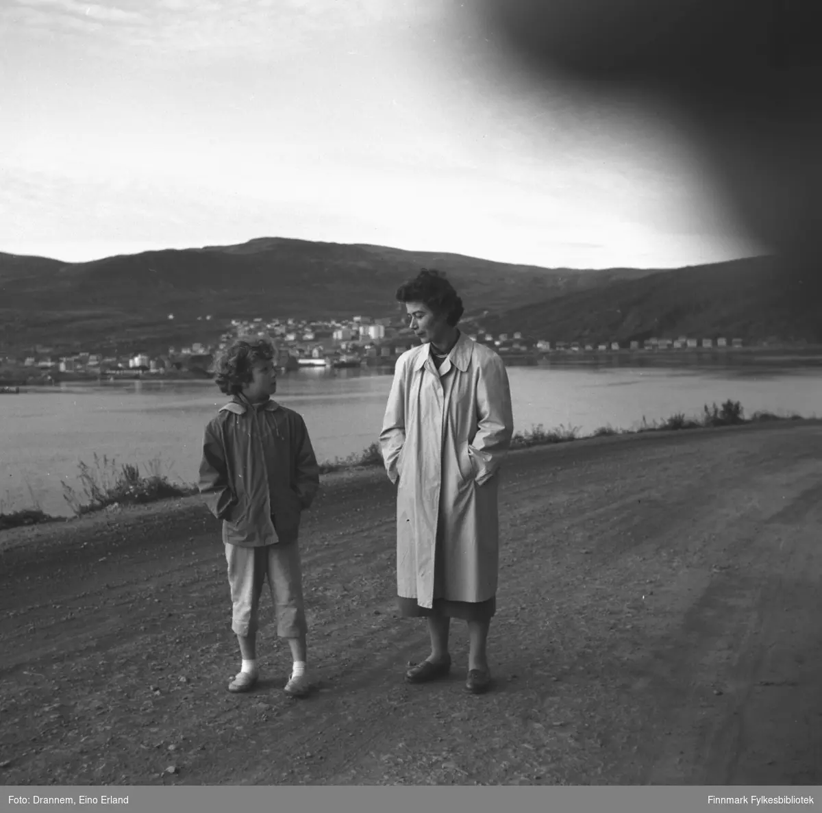 Turid Lillian med sin mor Jenny Drannem fotografert på veien, Hammerfest i bakgrunn