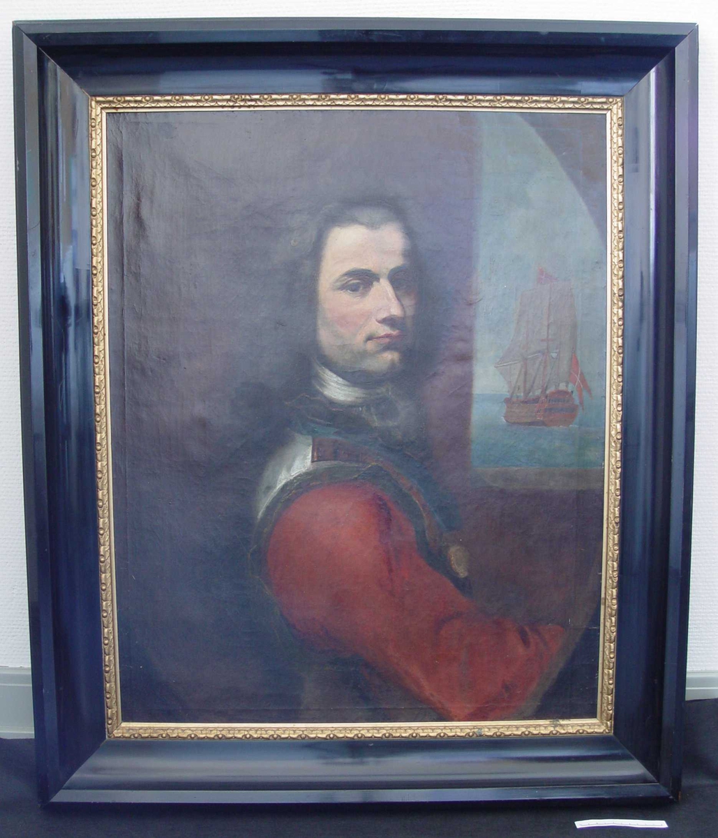 Portrett av Tordenskjold.
Portrettet har en svart ramme med en gullkant innerst. Portrettet har brun bakgrunn med et vindu på høyre side. hvor man kan se en seilbåt i bakgrunnen med et tydelig dansk flagg vaiende i vinden. Kroppen er vendt mot høyre, mens ansiktet ser rett fram. På dette bildet har Tordenskjold mørkt hår. Han har på seg en rød jakke med et hvitt, grått og blått midtstykke, og han har en medalje rundt halsen hengende i et blått bånd. Han har også en høyhalset hvit skjorte.