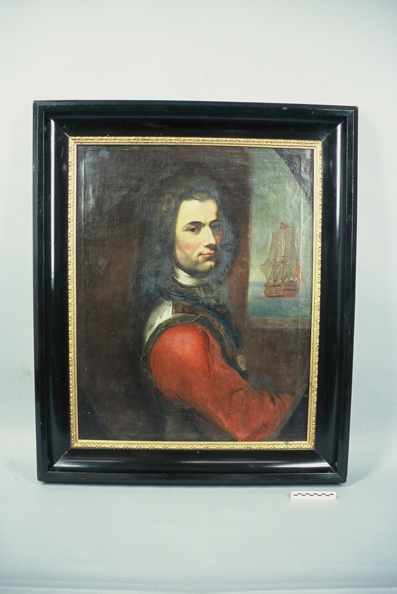 Portrett av Tordenskjold.
Portrettet har en svart ramme med en gullkant innerst. Portrettet har brun bakgrunn med et vindu på høyre side. hvor man kan se en seilbåt i bakgrunnen med et tydelig dansk flagg vaiende i vinden. Kroppen er vendt mot høyre, mens ansiktet ser rett fram. På dette bildet har Tordenskjold mørkt hår. Han har på seg en rød jakke med et hvitt, grått og blått midtstykke, og han har en medalje rundt halsen hengende i et blått bånd. Han har også en høyhalset hvit skjorte.