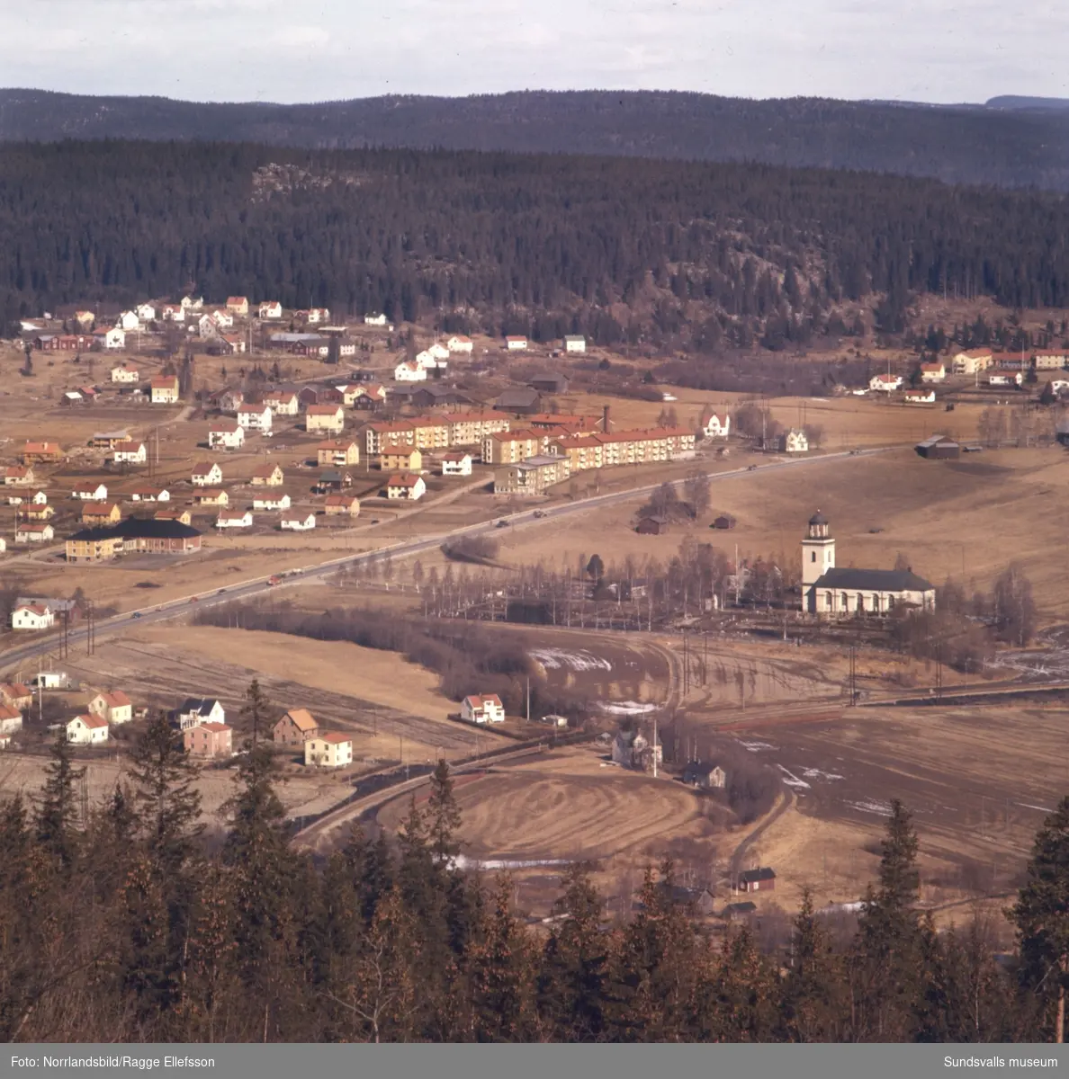 Timrådalen och Timrå kyrka fotograferat från Skönviksberget.