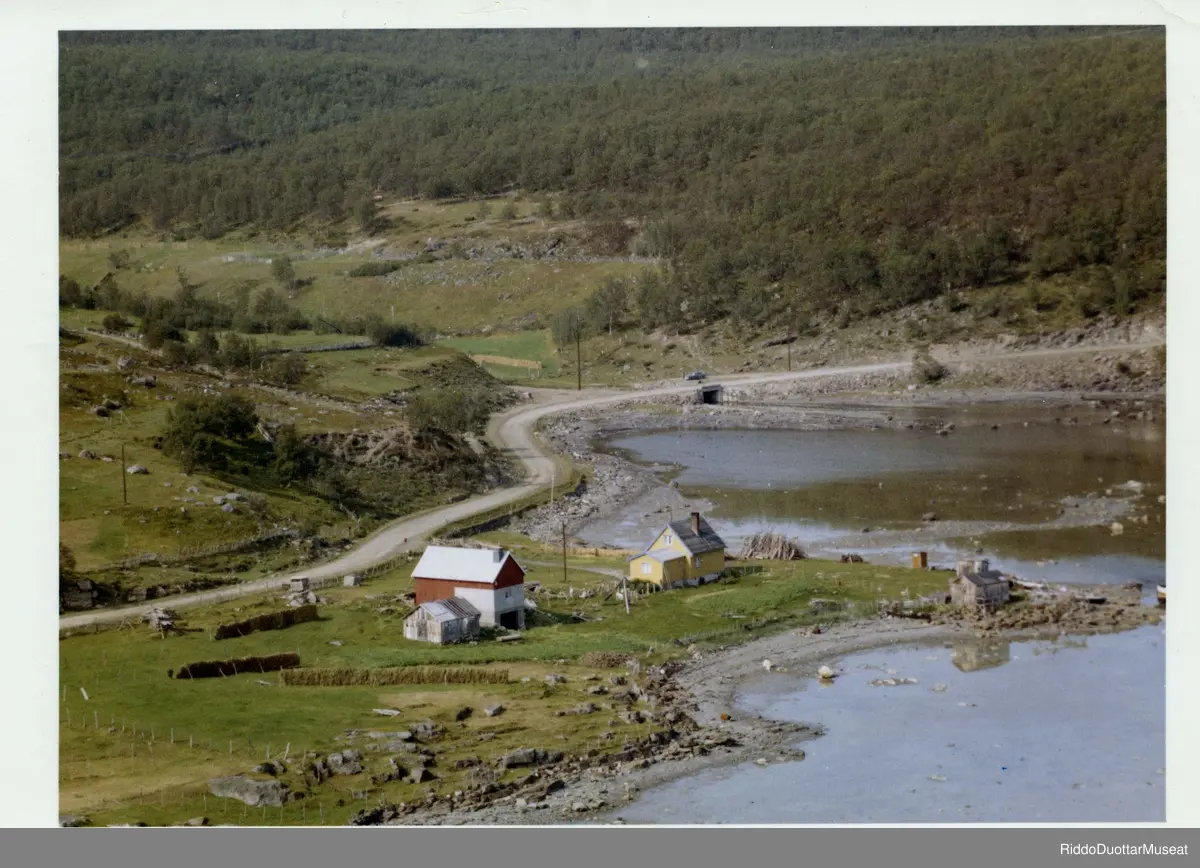 Áibmogovva, Porsáŋggu gielda.
Flyfoto, Porsanger kommune. 
Ilmakuva,  Porsangin komuuni.
