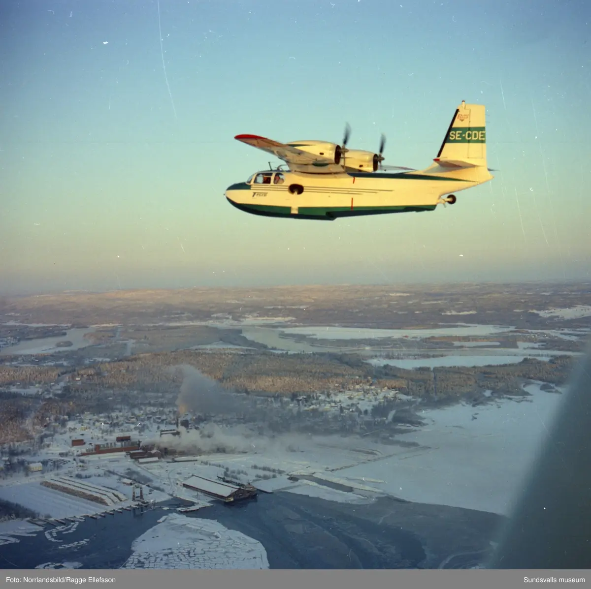 T-flyg med Hasse Thelin i sitt plan "Pian" vid Alnöbron.