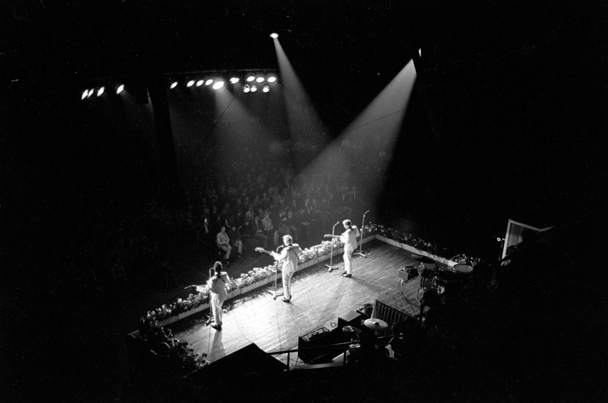 Konsert med det engelske bandet The Beatles i K.B. Hallen i København.  Antatt oppvarmingsband The Hitmakers i aksjon på scenen.