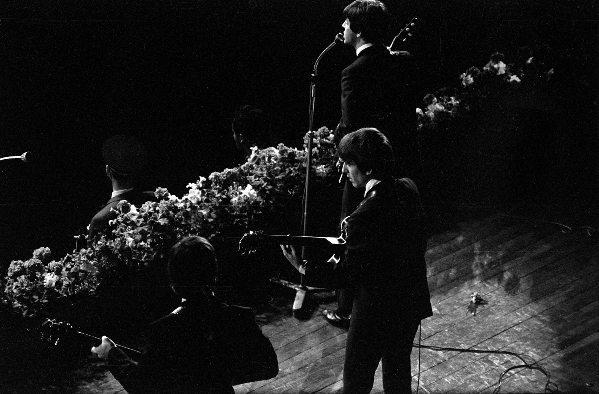 Konsert med det engelske bandet The Beatles i K.B. Hallen i København. På scenen fra venstre John Lennon, George Harrison og
Paul McCartney.