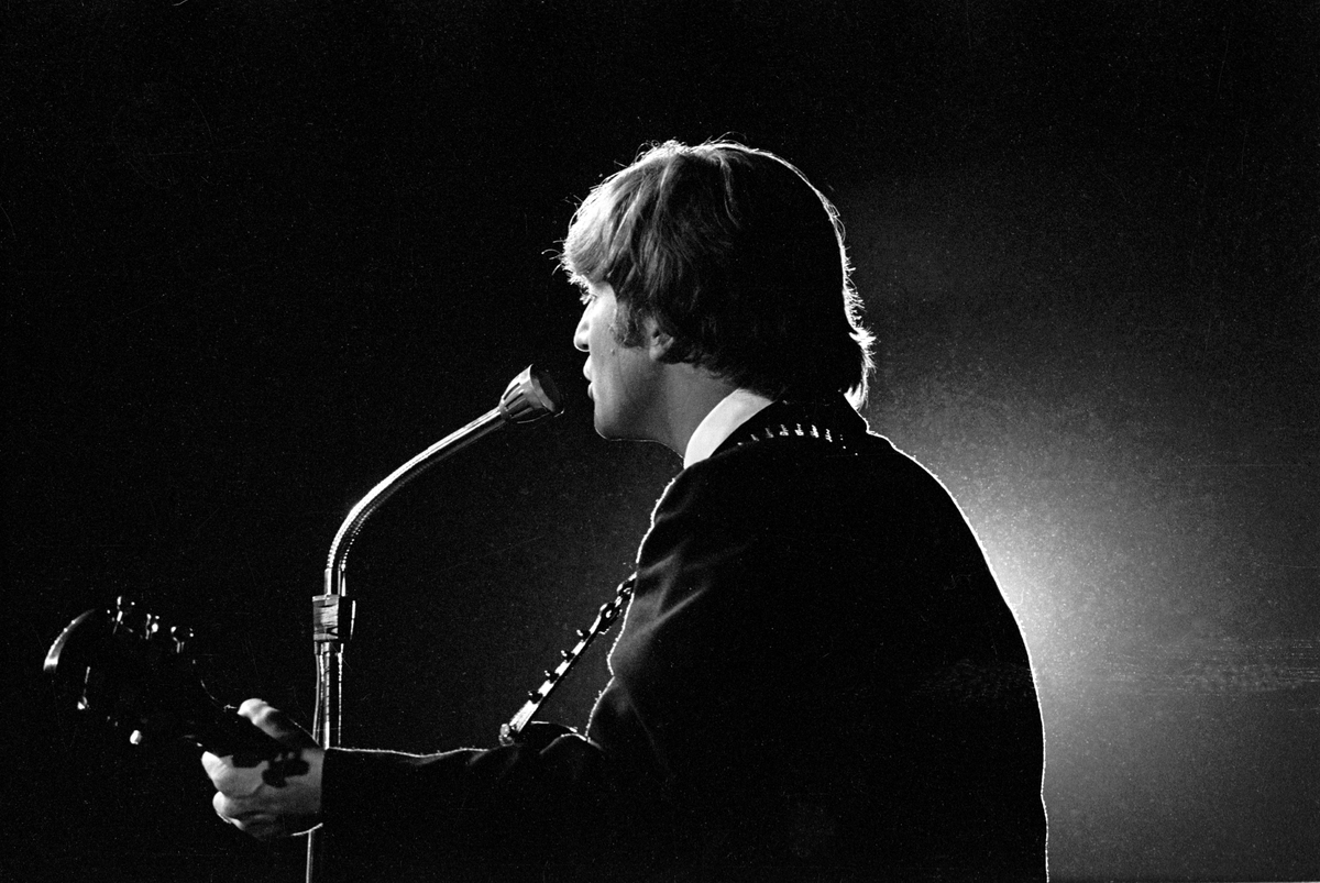 Konsert med det engelske bandet The Beatles i K.B. Hallen i København. På scenen John Lennon.