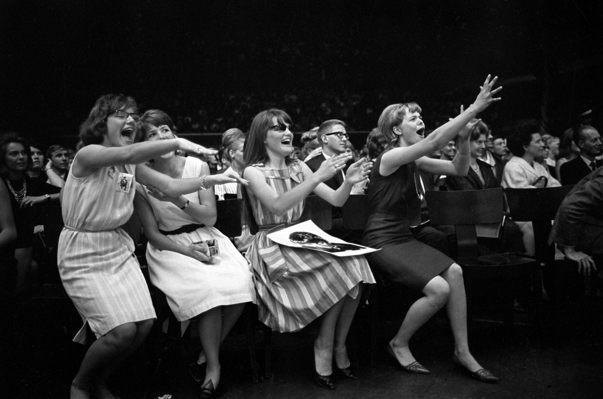 Konsert med det engelske bandet The Beatles i K.B. Hallen i København. Publikum rives med av musikken.