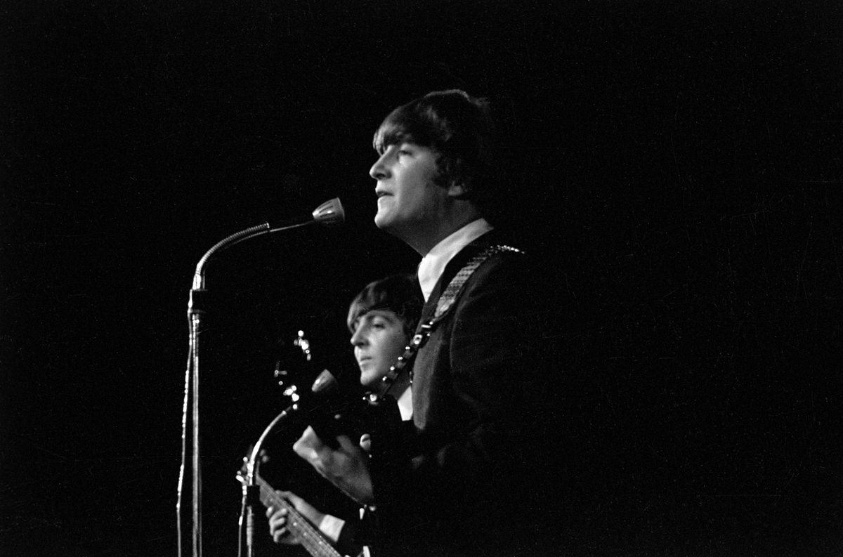 Konsert med det engelske bandet The Beatles i K.B. Hallen i København.  På scenen John Lennon nærmest og Paul McCartney.