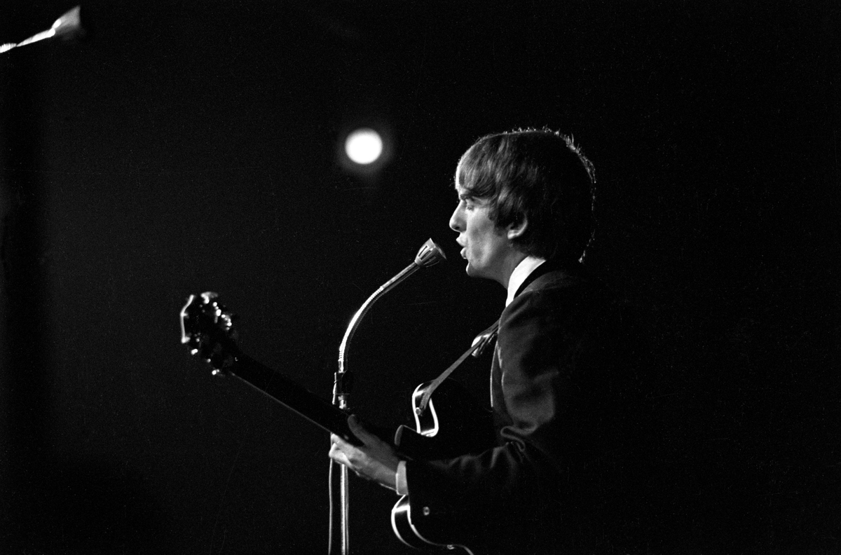 Konsert med det engelske bandet The Beatles i K.B. Hallen i København. På scenen George Harrison.