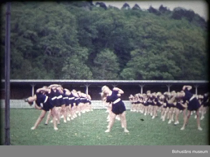 FILM
1) Folkskolans 100-års jubileum.
a)      Samling vid Praktiska Mellanskolan:
0155 Skolbarnen samlas med sina lärare på Kålgårdsbergs¬skolans gård (skolan har varit småskola-folkskola, Högre Folkskola,  Kommunal Mellanskola och Praktisk Mellanskola).  I bakgrunden ligger det hus som rymmer tidningen Bohus-Postens lokaler (tidigare gamla albumfabriken) vid korsningen Lagerbergsgatan-Torggatan.
0203 Kålgårdsbergsskolans fasad mot söder.  Skolan brann ned år 1966.
0208 Musikparad med Bohusläns Regementes musikkår och med polisman Algot  Scherman i täten.  Tamburmajor är musikfanjunkare Edvin Jacobsson.
0211	I bakgrunden villan vid Lagerbergsgatan 33; byggd kring sekelskiftet av stadsingeniören Herder Lindeberg; sedermera BB,  bostadshus för fam.  Södergren, m.fl.
0212	Skolvaktmäståren Alfred Karlsson, boende i vaktmästare¬bostaden på Margretegärdeskolan Lagerbergsgatan 24 I bakgrunden "Heldes hus" Jac.  Trahnsgatan 3 (Hörnet Jac.Trahnsgatan-Lagerbergsgatan).
0213	Skolgatan söderut;  t.h.  ett provisoriskt skyddsrum ovan jord i Margretegärdeparken (betongrör med jord-överfyllnad för splitterskydd under krigsåren). I bakgrunden fastigheten Kilbäcksgatan 40 i kv. Aminoff, samt infarten till Sillgatan.
b)	Marsch till Rimnersvallen:
0256 Skolbarnen marscherar uppför Skolgatan; folkskolläraren Verner Lundgren.
0258 Skolpojken Ingemar Axelsson med skolmössa (sedermera brandman i Uddevalla)  samt läraren Harry Hagild.
0316 Lärarna Gunnar Hangby och Albert Olsson  (läraren t.h. är okänd).
0321 Rimnersvallens gamla entré under läktaren av trä.
0329  t.h.  vaktmästaren på Rimnersvallen Oskar Andersson, tillika maskinmästare på Uddevalla Teater.
0333 Berget norr om Rimnersvallen;  berget väster om Rimners¬vallen kallades  "kikens kulle"  eller snarare "snikens kulle"  en plats för gratistittarna över planket på "Vallen".
c)	Gymnastikuppvisning:
0344 Skolbarnens gymnastikuppvisning på Rimnersvallens gräsmatta;  i talarstolen står pastorn och folkskole-inspektören Carl Agner.
0433 Folkskolläraren Gertrud Bävermark  (sedermera Grenholm).

2) Underås Barnhem:   10-årsjubileum.
0000 Max Albin Dahlgrens barnhem för flickor.

3)    Cederslund barnkoloni år 1938.
0004 Vid båtbryggan på Cederslund 1938; Gullmarsbergsviken i Skredsvik.
0007 Kolonibyggnaden Cederslund.

4)    Uddevalla Stads finska adoptivbarn från Loimaa. (Hemmet å Resteröd)
0033 Barnen på Resteröd.
0059 Drätselkammarens ordf.  Redaktör Emil Sahlgren; (t.v. med "kubb").

5) Undervisning i Lancasterskolan.
0438 En visning av undervisning i lancastermetoden visas av elever i Uddevalla. Lancastermetoden innebar i huvudsak att äldre och kunnigare elever fick biträda lärarna vid undervisningen. "Lancasterskolan" i Uddevalla låg vid korsningen Södergatan-S. Drottninggatan.
0525 Skoleleven Margit Fröberg, Uddevalla.

6)	Utställning i Idrottshallen.
O548 En utställning anordnades med anledning av skoljubileet i Idrottshallen vid Göteborgsvägen.
0633 Utställning av slöjdalster i Idrottshallen.
0659 t.v.  Skoldirektör Gustav Glave,  t.h.  okänd person.
0700 Mångårige Folkskolläraren och tillika biodlaren J.E.  Dahlén, boende på Jacob Trahnsgatan 9.

7)	Simpropaganda vid Svenskholmarna.
0705 Simpropagandan under medverkan av lärare och elever från skolorna i Uddevalla ägde rum vid den relativt nya "Simstadion"  intill den sydligaste av de tre Svenskholmarna.
0710	Hopptornet av betong vid Simstadion.  I bakgrunden Skeppsvikens Badplats.
0711	I bakgrunden Frölandsbergen och t.h. båtar upplagda vid Stora Kärraholme (båtarna troligtvis Svenska Loyds englandsbåtar Suecia och Britania).
0713 Vid hopptornet Svenskholmen och i bakgrunden badplatsen Simstadion.
0716 Badhytterna intill hopptornets landfäste.
0719 Folkskolläraren,   simläraren och simledaren Verner Lundgren.
0727 Lärarna Birgit Hamberg,  okänd,  Signe Engelke och Elsa Gilen .
0729	t.h.  Läraren Gunnar Hangby.
730	t.v.   läraren,  sedermera rektorn Jean Wallentinsson.
0731	I mitten lärarna frk. Alice Pettersson och t.h. frk Elisabeth Fahl (Bleketskolan).
0734 Folkskolläraren Wilhelm Strand;  i bakgrunden gamla "Damernas Badplats".
0736 Wilhelm Strand (även idrottslärare).
0750 Eleverna Said Svensson och t.h.  Rustan Karlsson samt vid 0751 t.h. Arne Sääf.
0823 Folkskolläraren och simmaren Eric Bohlin.
0825 Hopptornet vid Svenskholmarna med Föreningen Nordens konferensanläggning "Bohusgården" på berget i bakgrunden

8) Uddevalla Stads folk-och småskolor; skolavslutning år 1943.
Pastor Agner avtackas.  Avslutning i kyrkan.
0830 Margretegärdeskolans fasad mot väster och Margretegärdeparken.
0850 Pastor Carl Agner på trappan till Margretegärdeskolan, 
0906 Folkskolläraren Carl Hamberg (även sånglärare). 
0908 Folkskolläraren och kommunalmannen Eric Jacobsson. 
0919 Folkskollärarna CG. Levin och Harry Hagild. 
0930 Uddevalla Kyrka.
0932 Kyrkogatan mot norr och t.h.  "gamla apoteket där även Kafé Hasselbacken var inrymt.