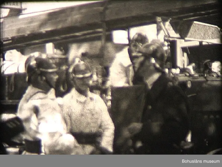 1)	Film om Uddevalla brandkår.
0012 Utryckning ur Uddevalla gamla brandstation.
0025 Gamla brandbilarna från 1920-talet nr.  2 och 3 rycker ut;  bilarna försedda med massiva däck.
0028 Ambulansbilen, Volvo från 1930-talet,  rycker ut.
0029 Bilarna kör norrut över Torggatan;  i bakgrunden huset med tidn.  "Bohus-Postens" lokaler i korsningen  Torggatan-Lagerbergsgatan.
0034 Kilbäcksgatan österut.  Bilarna kör runt Margretegärc parken som ligger t.v.  I bakgrunden ligger kv. Hernhut med gamla tändsticksfabrikens lokaler.

2)	Eldsvådan på Södra Drottninggatan-Sörkällan.
0043 Branden vid Södra Drottninggatan 36.
0047 Södra Drottninggatan norrut.
0053 T.h.  Brandchefen Eric Ström och t.v. polismannen Mikael Svanberg.
0059 Eldhärjade fastighetens fasad mot gårdssidan. Vindsbrand med vattenskador i våningarna under.
0104 Kiosken i Sörkälleparkens östra del samt järnvägsporten mot Kapellevägen (kallades för "Kör Sakta"    efter en varningsskylt på andra sidan).
0105 Vice brandchefen Martin Kjellén.
0115 Förre vice brandchefen P.A. Pettersson, tillika ingeniör vid Uddevalla Tändsticksfabrik, samt brandman Holger Dahlström t.v.

3)        0126 Invigning av polis- och brandtelegrafen.
Fr.v.  i dörren Gustav Lindblom, stadsfiskal Emil Håkansson och nr. två från höger borgmästare Hugo Westin.
0130 I mitten med ulster,  drätseldirektör Nils Elmer.
0133 I dörren stadsingeniör Oskar Kornell (med käpp) Längst  t.h. (med kubb) bankdir.  Georg Karlsson.

4)       Uppvisning vid Walkesborg.
På fasaden vid huset Walkesborg (Södra Hamngatan 3) finns en av de nya brandtelegraferna uppmonterad.
0134 Inför invigningen av telegrafen och brandkårens kommande uppvisning "slås larm" av vice konsuln och direktören Herman Sanne.
0142 Larmcentralen på brandstationen tager emot larmet.
0223 Brandkårens uppvisning vid Walkesborg pågår med evakuerings trummor,  brandsegel och motorsprutor.
0312 Även den gamla ångdrivna sprutan visades, trots att den ersatts med motordrivna sprutor.
317 Brandbil nr.  1,  som var första utryckningsbil. I bakgrunden villa Windingsborg.
318 Brandchefen Eric Ström informerar från balkongen på Walkesborgshuset.

5)       Begravning av de tre förolyckade brandmännen.
En stor tragedi drabbade Uddevalla stad och brandkåren när tre brandmän förolyckades vid en brand i kv. Banken vid Kilbäcksgatan 28 den 17 febr. 1941.  Orsaken var kolosförgiftning under släckningsarbete.
0328 Flaggan på brandstationen är hissad på halv stång.
0337 Uddevalla Kyrka på begravningsdagen. Borgarbrand-männen i vita rockar.
0356 De avlidna brandmännen bäres ut ur kyrkan.
0411 Brandmän och kamrater till de förolyckade parade¬rar framför brandstationen. Torggatan söderut med rådhuskvarteret till höger