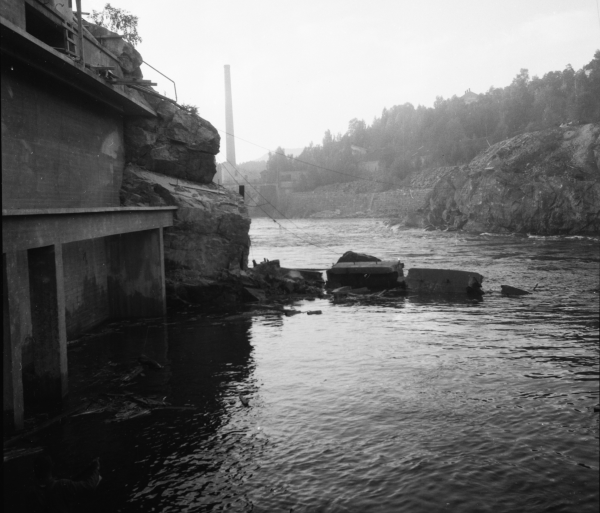 Vardens arkiv. "Sprengning av dam på Skotfoss. 1000 kg dynamitt". 17.09.1953