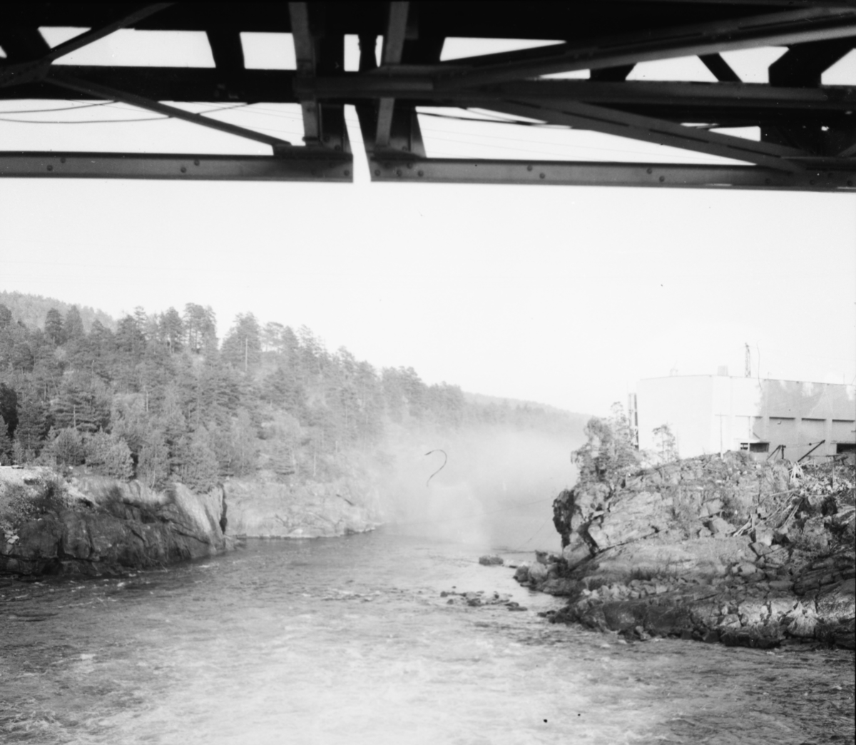 Vardens arkiv. "Sprengning av dam på Skotfoss. 1000 kg dynamitt". 17.09.1953