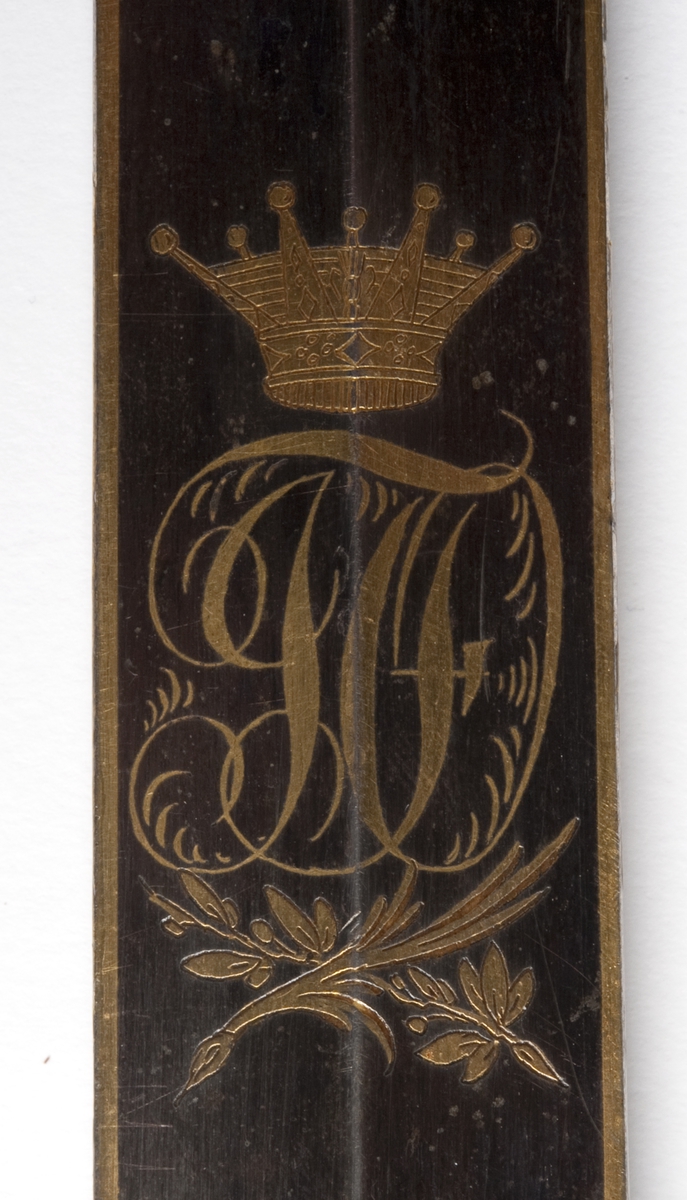 Perlemors-håndtak.  Skjefte m/visirhode, soldat m/gevær, riksvåpen.  Klingen signert " C. M. F. " og  " C XIV J ".
Sliren av lær og messing, liljemerket.