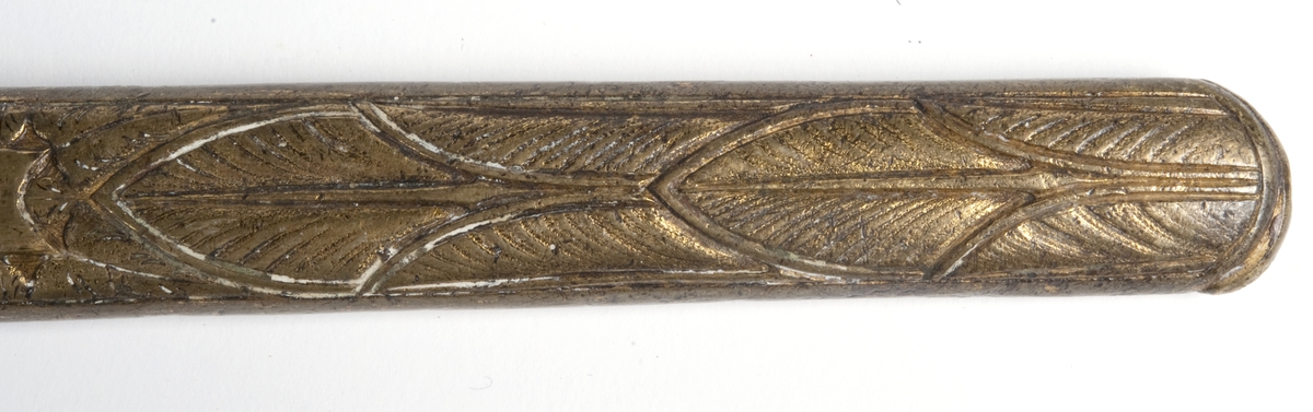 Perlemors-håndtak.  Skjefte m/visirhode, soldat m/gevær, riksvåpen.  Klingen signert " C. M. F. " og  " C XIV J ".
Sliren av lær og messing, liljemerket.