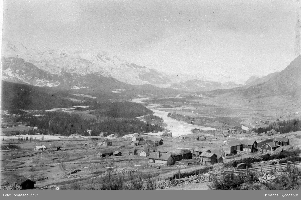 Ulsåkgardane i Hemsedal mot administrasjonssenteret, Trøym, ca. 1915