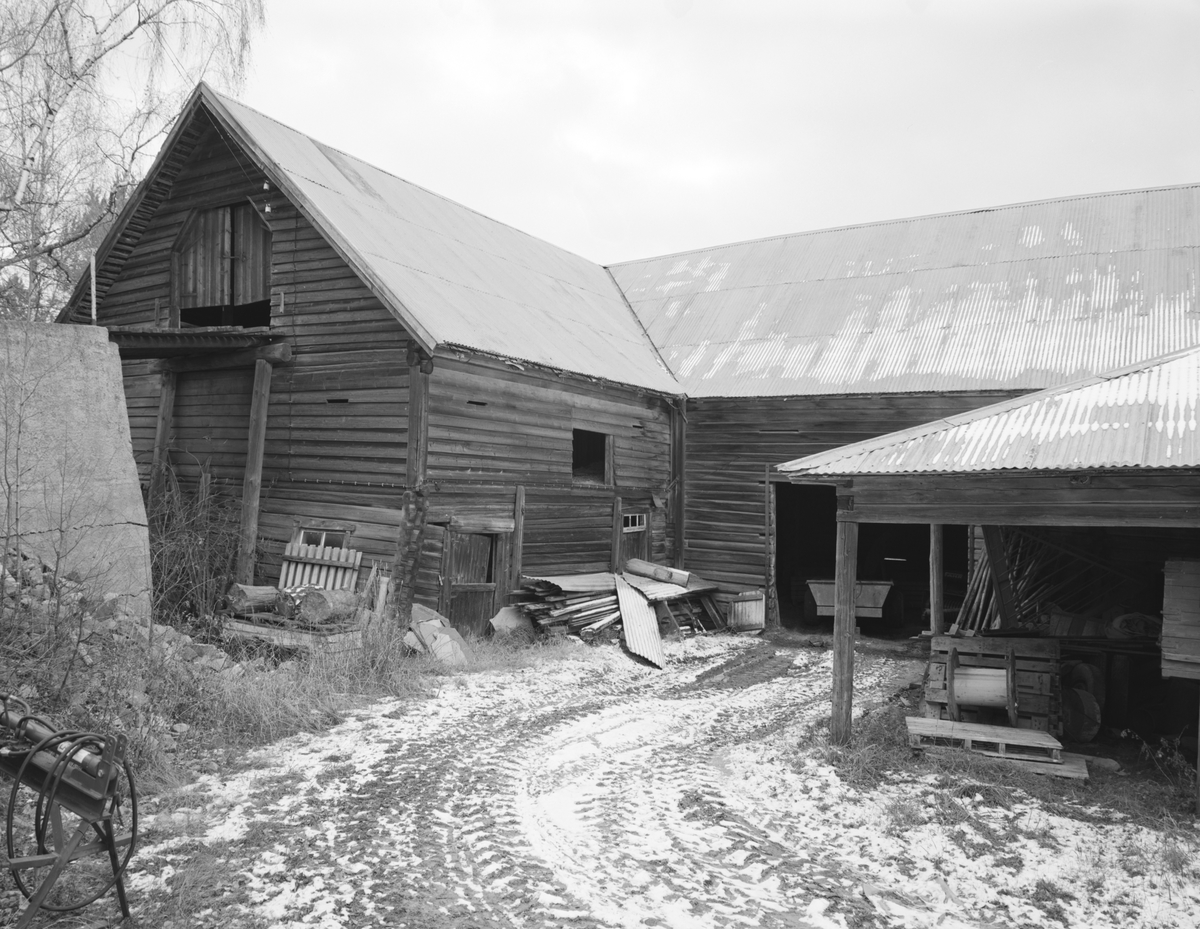 Stange, Vallset, Tomter gård, låvebygning, Tomterlåven, Fotodokumentasjon før flytting til Hedmarksmuseet og Domkirkeodden, eksteriør med hestevandringhus
