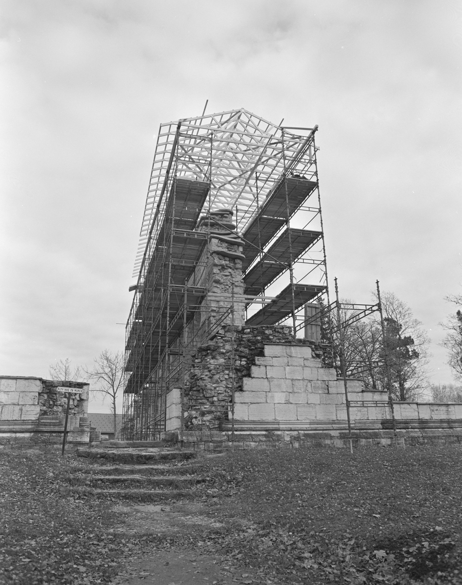 Hamar, Domkirkeruinen på Domkirkeodden, stillas settes opp og ruinen skal pakkes inn med presenning som beskyttelse mot nedbør, før vernebygg,