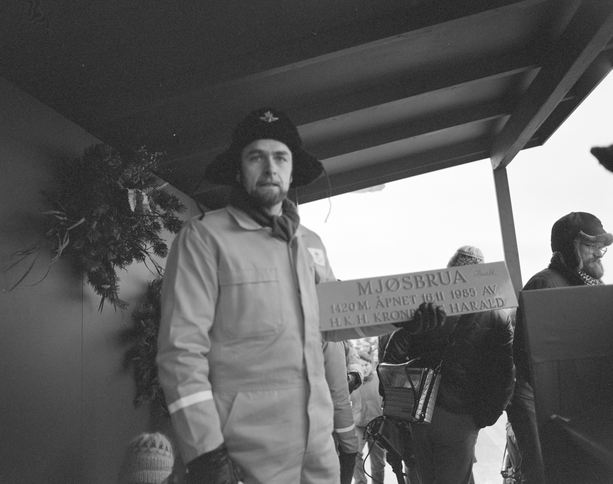 Mjøsbrua, E6, offisiell åpning ved Kronprins Harald 16.11.1985. Samferdsel, vegbygging,