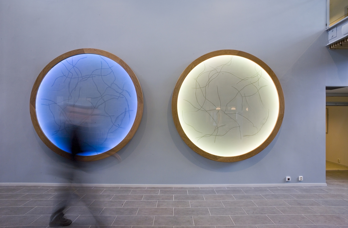 Kunstnerens utgangspunkt for arbeidet er farge og forskjellige fargers poetiske møter med hverandre. Derav tittelen: "Colour Field". Selve tittelen henspeiler på en retning innen Amerikansk etterkrigsmaleri som heter Colourfield. Maleriets bærende idé er farge og møte mellom farger. En abstraksjon som handler om seg selv, og ikke refererte til noe utenforliggende. Tittelen er i to ord med hensikt, og har en poetisk betydning. Linjene er tilstrebet kjølige i uttrykket slik at det ikke skal oppstå en mer følelsesladet impresjonisme i fargeskiftningene.