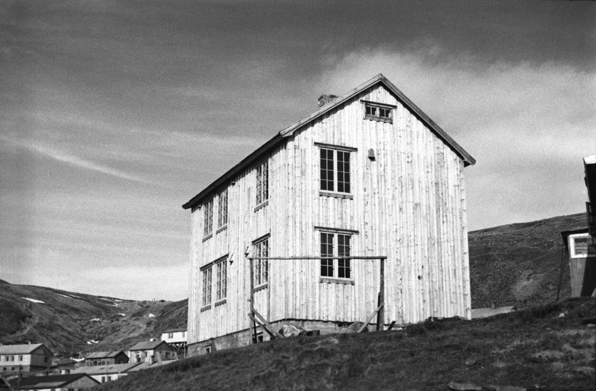 Et gjenreisningshus i Honningsvåg nærmer seg ferdigstillelse.

Arkitekt Ola Hanche-Olsen arbeidet ved Brente Steders Reguleringskontor i 1946. Hovedadministrasjon for gjenreisning av Nord-Troms og Finnmark ble lagt til Harstad og fikk navnet Finnmark kontoret. Landsdelen Nord-Troms og Finnmark blev oppdelt i syv distrikt med hver sin administrasjon. Honningsvåg, distrikt IV, skulle betjene Nordkapp, Lebesby, Porsanger og Karasjok kommune.

Ola Hanche-Olsen har tatt bildene. Han var født 13. mars 1920 i Borre, død 11. februar 1998 i Gjettum. Han var både arkitekt og barnebokforfatter. Han hadde artium fra 1939, arkitekteksamen fra NTH 1946 og arbeidet deretter ved Finnmarkskontoret 1946–48 før han etablerte egen arkitektpraksis. Han debuterte som barnebokforfatter i 1974 med lettlest-boka "Knut og sjørøverne", og skrev i alt 12 bøker. Han var XU-agent 1944-45, og var også en aktiv fjellklatrer og friluftsmann. Ola var gift med Solveig Hanche-Olsen (f. Falkenberg); de fikk 3 barn, blant dem matematikeren Harald Hanche-Olsen.

