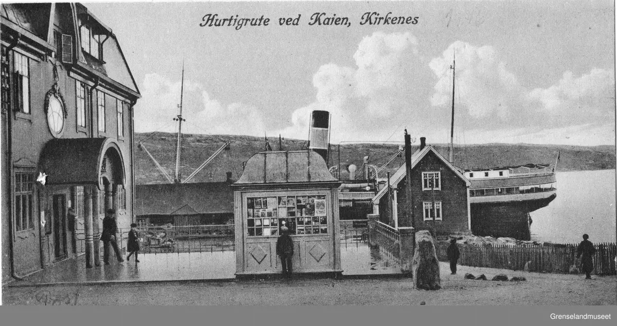 Kirkenes omkring 1916.
Hurtigrute ved kaien.
Posthuset, telegrafen og tollboden. I midten Sigrid Winnems kiosk Til høyre dampskipsekspedisjonen.
