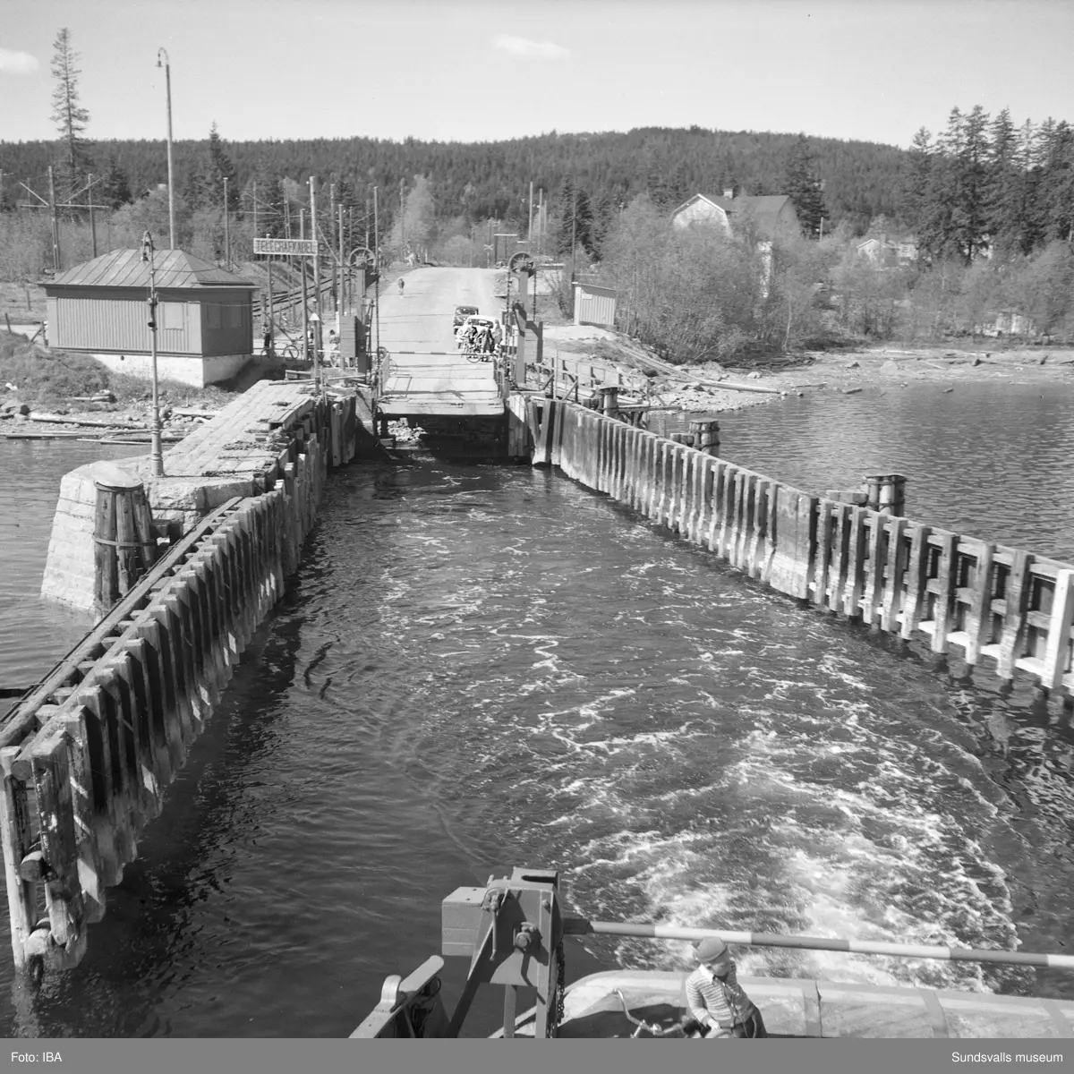Bilder på Alnöfärjan när den går mellan Fillans och Alnös färjelägen.