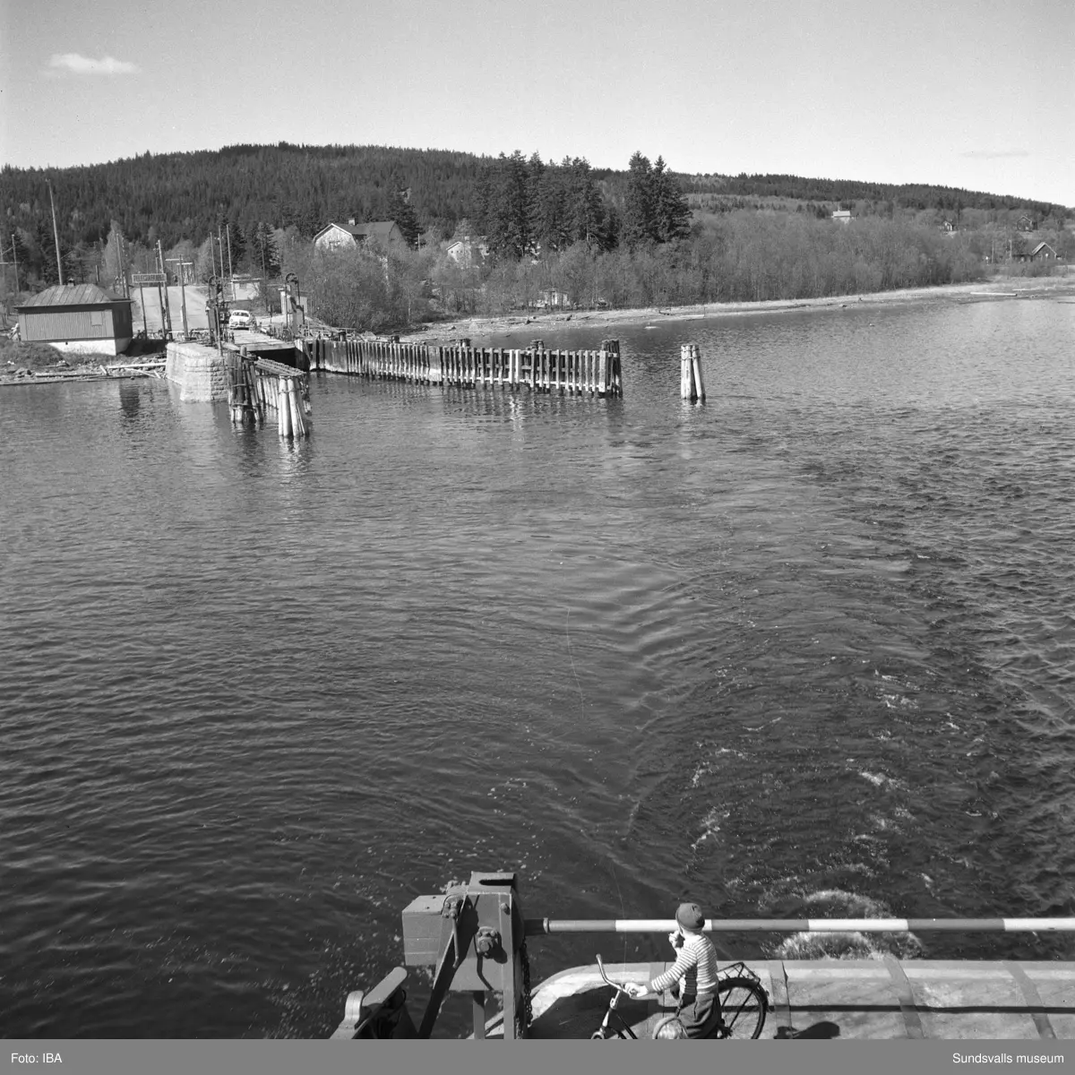 Bilder på Alnöfärjan när den går mellan Fillans och Alnös färjelägen.