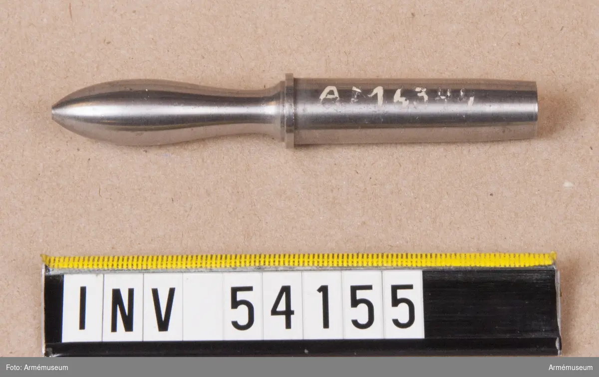 Grupp E VIII.

Ingår i en sats instrument för besiktning av 10,15 mm  kammarskjutningsgevär m/1884. Satsen omfattar schampluner för hane, slutstycke, avtryckare,  släptång, lådans yttre och inre dimensioner, svansjärn och  patronläge samt gängtapp, bajonetttolk, kalibertolkar,  brillor,mynningshylsa, sikte, tolk till sikte och siktskåra, 28  tolkar till besiktning, sifferstansar, borrstål och div. verktyg.