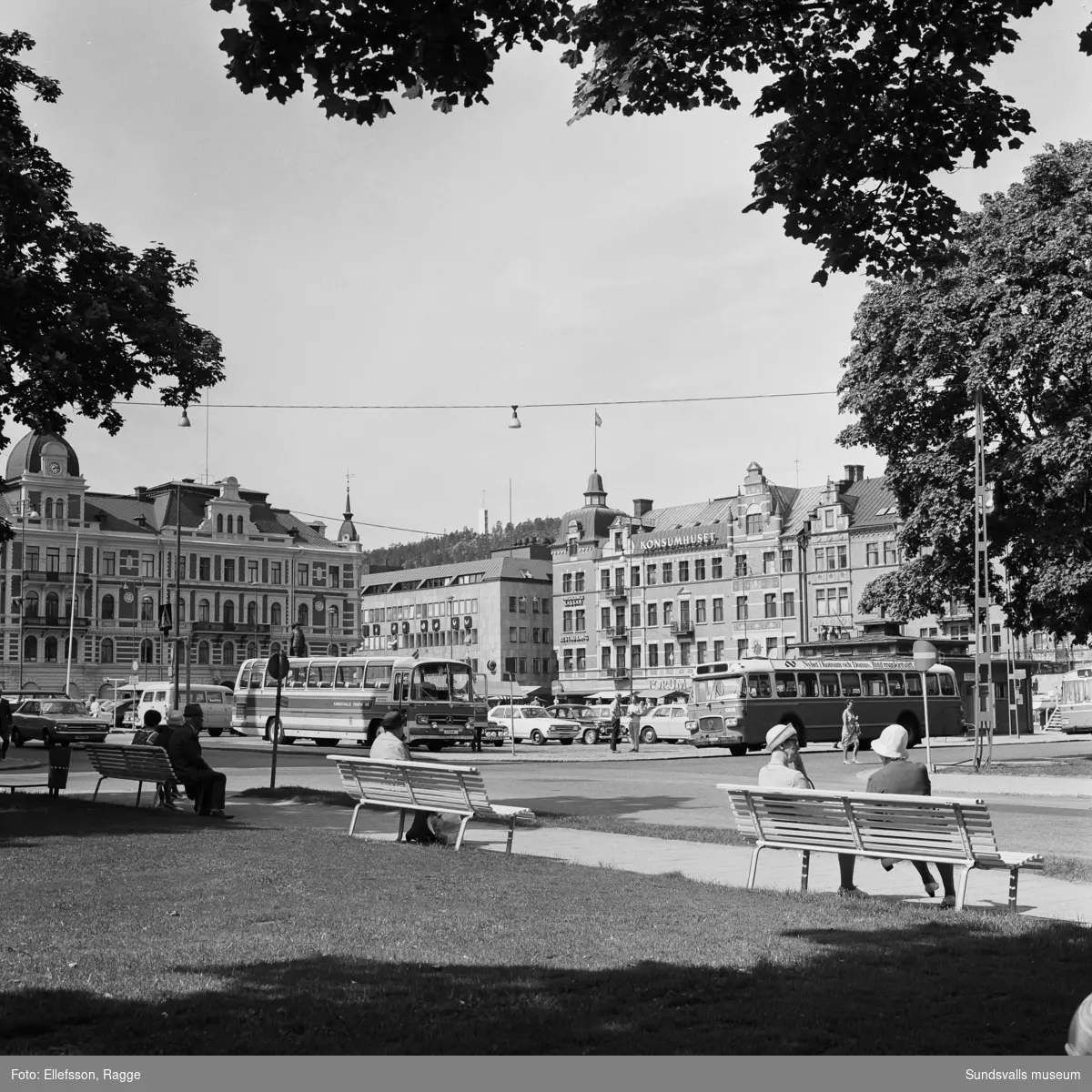 En svit bilder på folkliv och miljöer i centarala Sundsvall. Vängåvan, Storgatan och Stora Torget.