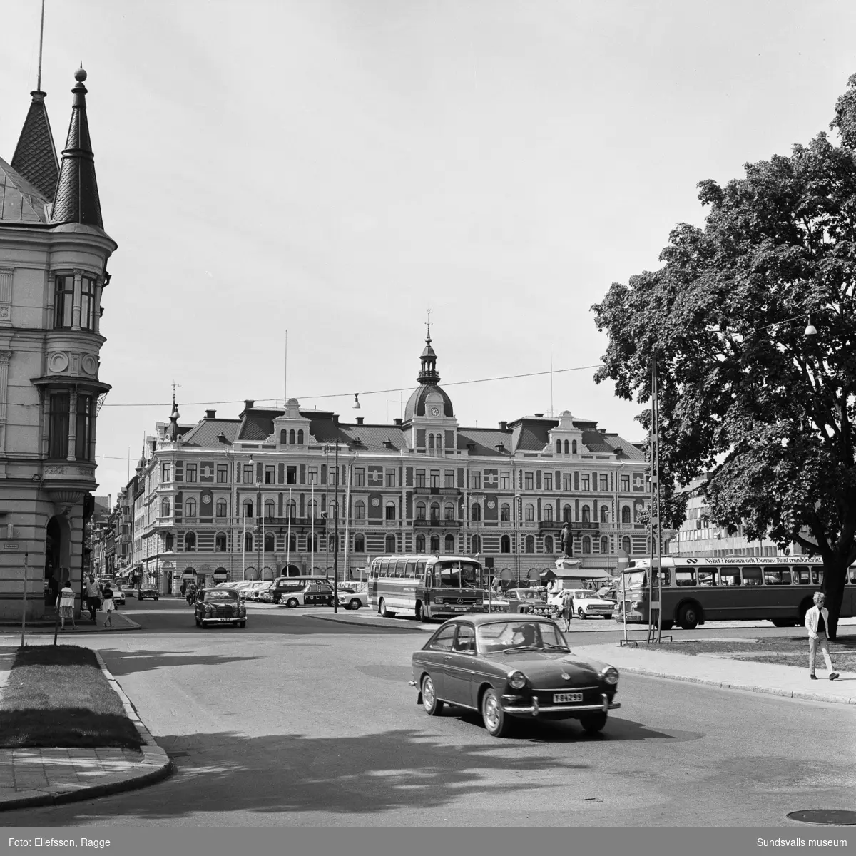 En svit bilder på folkliv och miljöer i centarala Sundsvall. Vängåvan, Storgatan och Stora Torget.