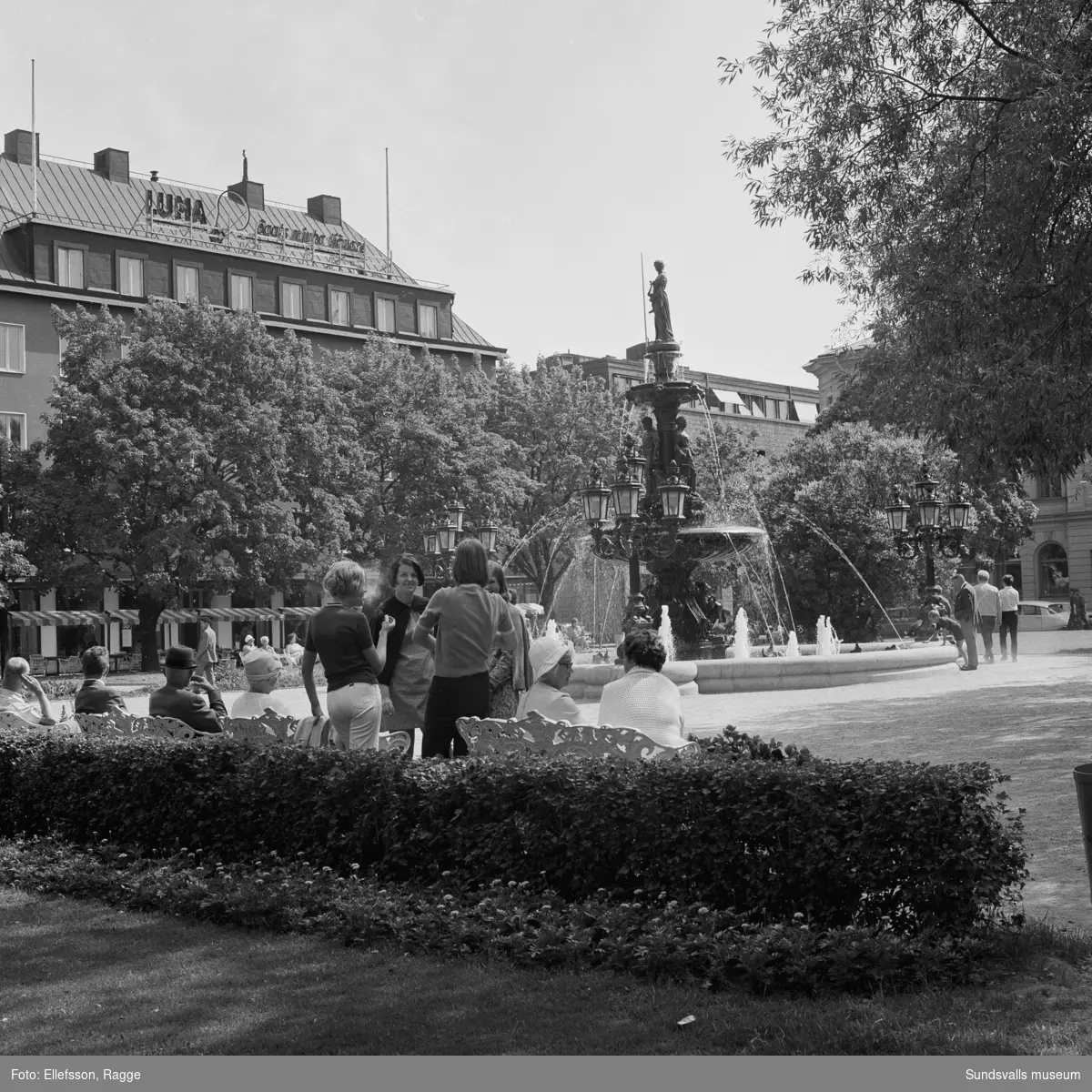 En svit bilder på folkliv och miljöer i centarala Sundsvall. Vängåvan, Storgatan och Stora Torget.