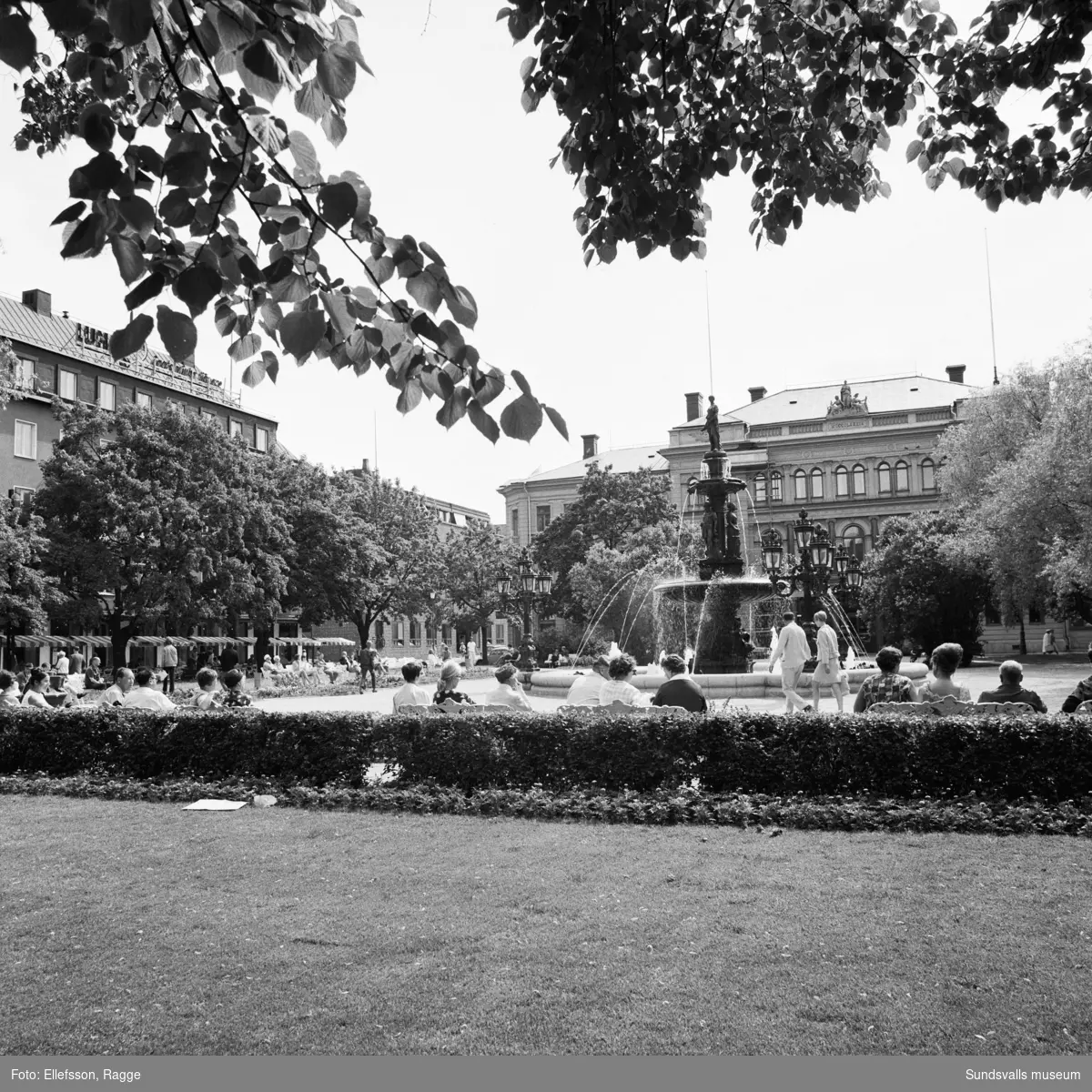 En svit bilder på folkliv och miljöer i centarala Sundsvall. Vängåvan, Storgatan och Stora Torget.