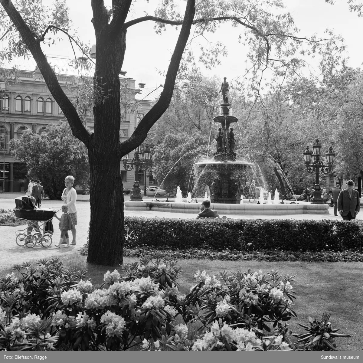 En svit bilder på folkliv och miljöer i centarala Sundsvall. Vängåvan, Storgatan och Stora Torget.