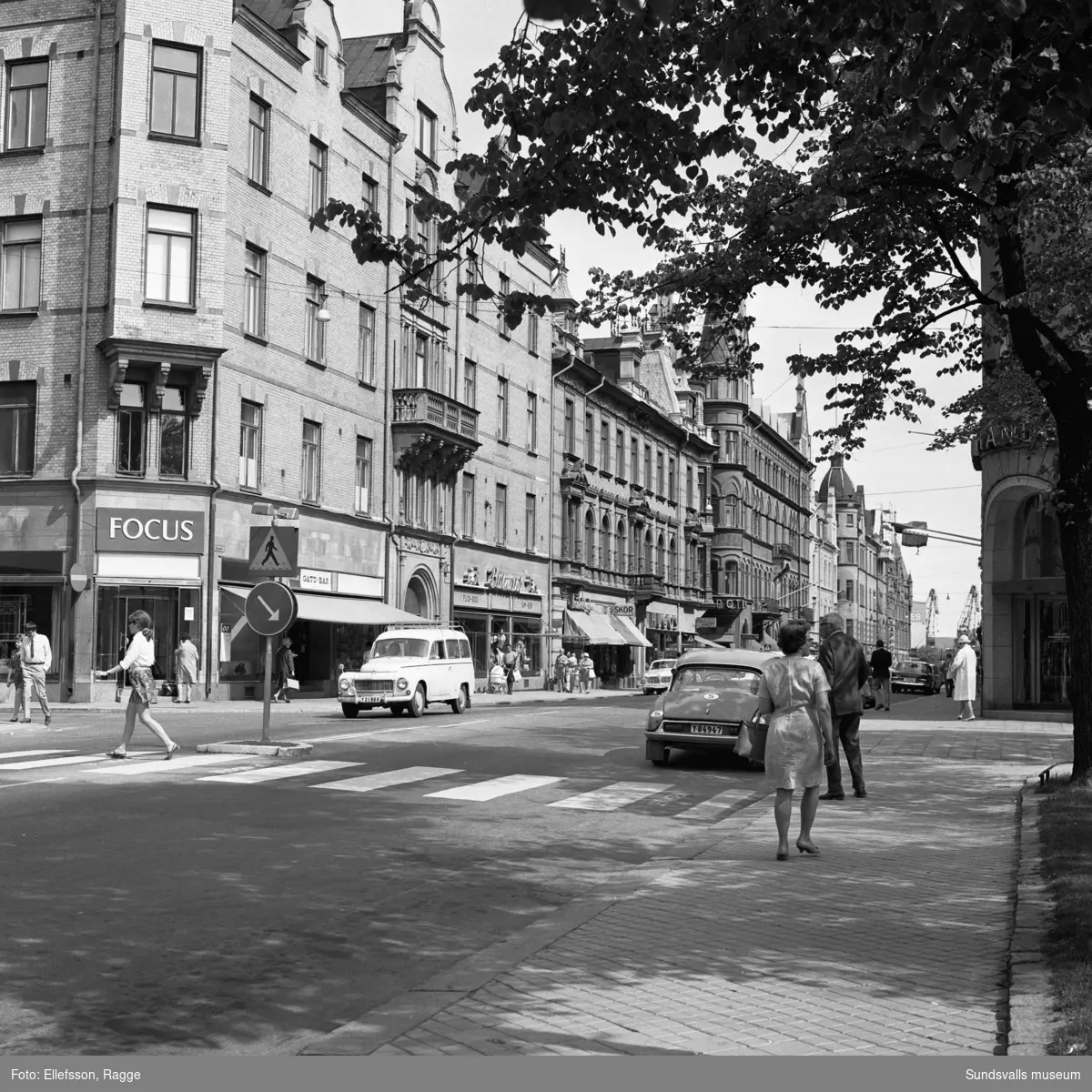 En svit bilder på folkliv och miljöer i centarala Sundsvall. Vängåvan, Storgatan och Stora Torget.