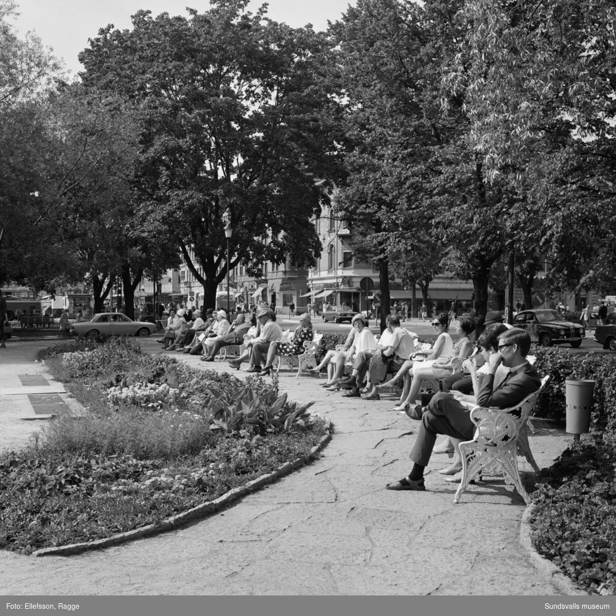 En svit bilder på folkliv och miljöer i centarala Sundsvall. Vängåvan, Storgatan och Stora Torget.