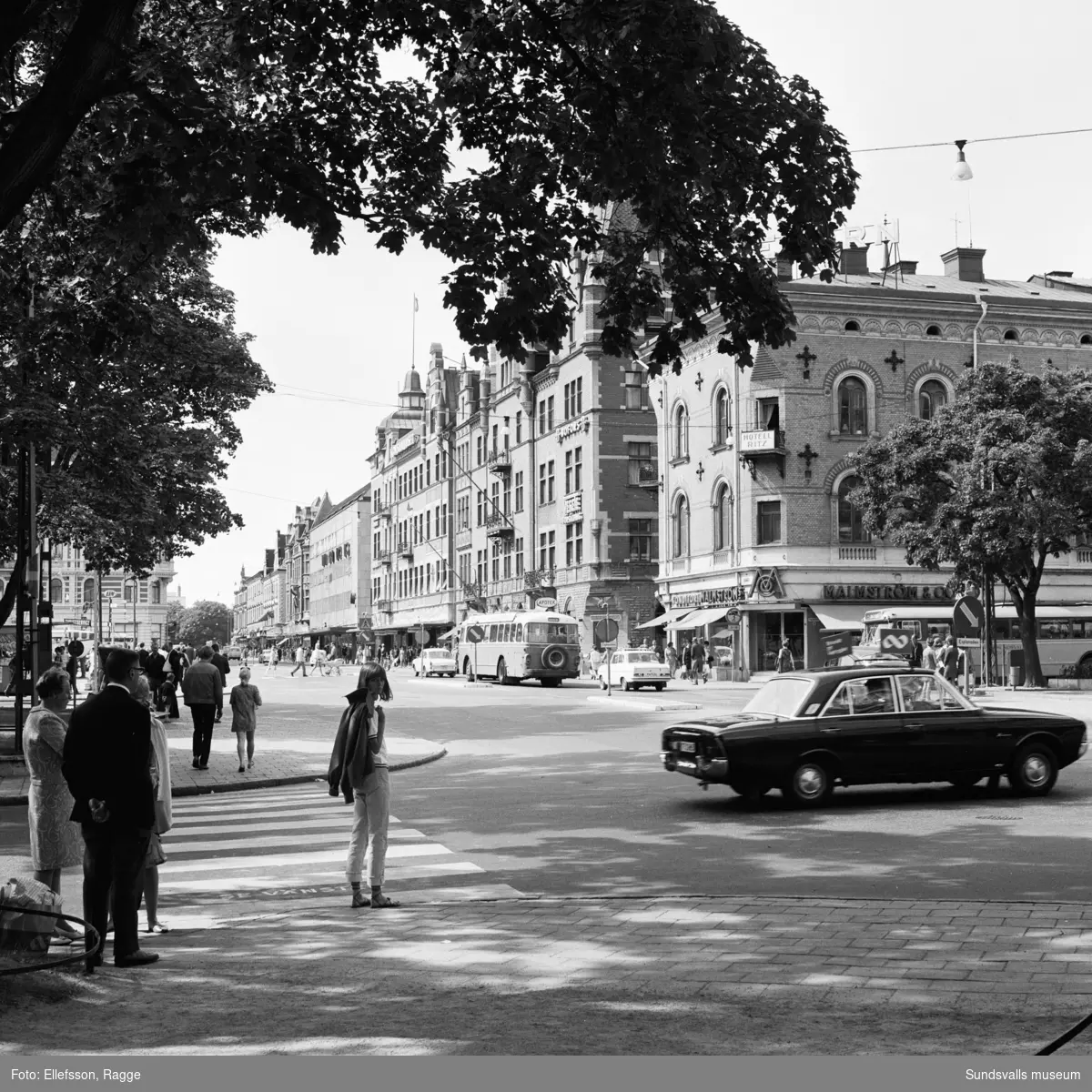 En svit bilder på folkliv och miljöer i centarala Sundsvall. Vängåvan, Storgatan och Stora Torget.