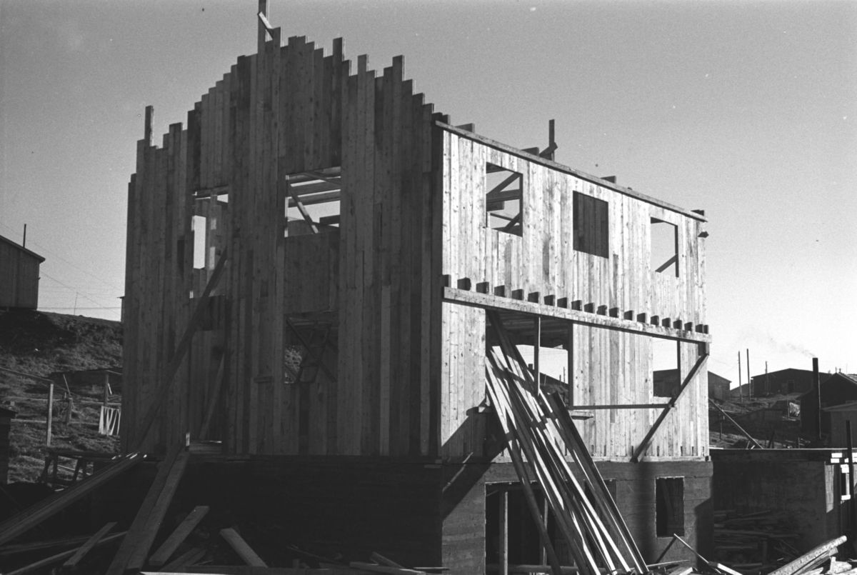 Et gjenreisningshus bygges i Honningsvåg.

Arkitekt Ola Hanche-Olsen arbeidet ved Brente Steders Reguleringskontor i 1946. Hovedadministrasjon for gjenreisning av Nord-Troms og Finnmark ble lagt til Harstad og fikk navnet Finnmark kontoret. Landsdelen Nord-Troms og Finnmark blev oppdelt i syv distrikt med hver sin administrasjon. Honningsvåg, distrikt IV, skulle betjene Nordkapp, Lebesby, Porsanger og Karasjok kommune.

Ola Hanche-Olsen har tatt bildene. Han var født 13. mars 1920 i Borre, død 11. februar 1998 i Gjettum. Han var både arkitekt og barnebokforfatter. Han hadde artium fra 1939, arkitekteksamen fra NTH 1946 og arbeidet deretter ved Finnmarkskontoret 1946–48 før han etablerte egen arkitektpraksis. Han debuterte som barnebokforfatter i 1974 med lettlest-boka "Knut og sjørøverne", og skrev i alt 12 bøker. Han var XU-agent 1944-45, og var også en aktiv fjellklatrer og friluftsmann. Ola var gift med Solveig Hanche-Olsen (f. Falkenberg); de fikk 3 barn, blant dem matematikeren Harald Hanche-Olsen.

