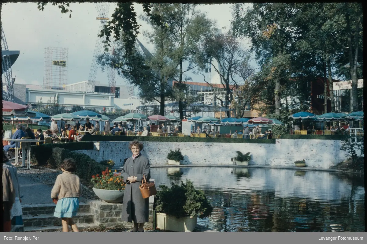 Fra verdensutstillingen Expo 1958 i  Brussel, Magnhild Renbjør ved utstillingsområdet.