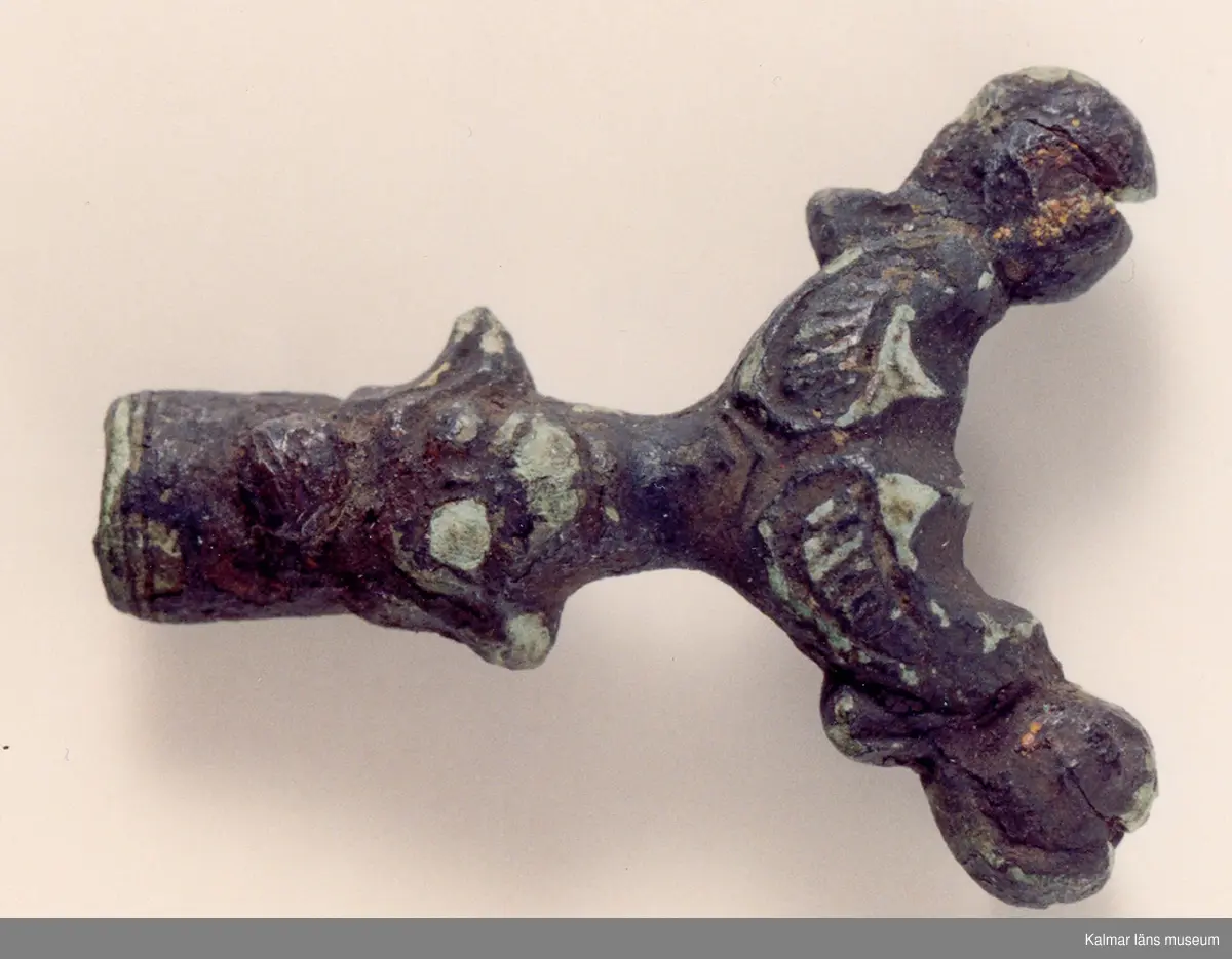 KLM 174. Beslag av brons. Fragment av sköldhandtag.