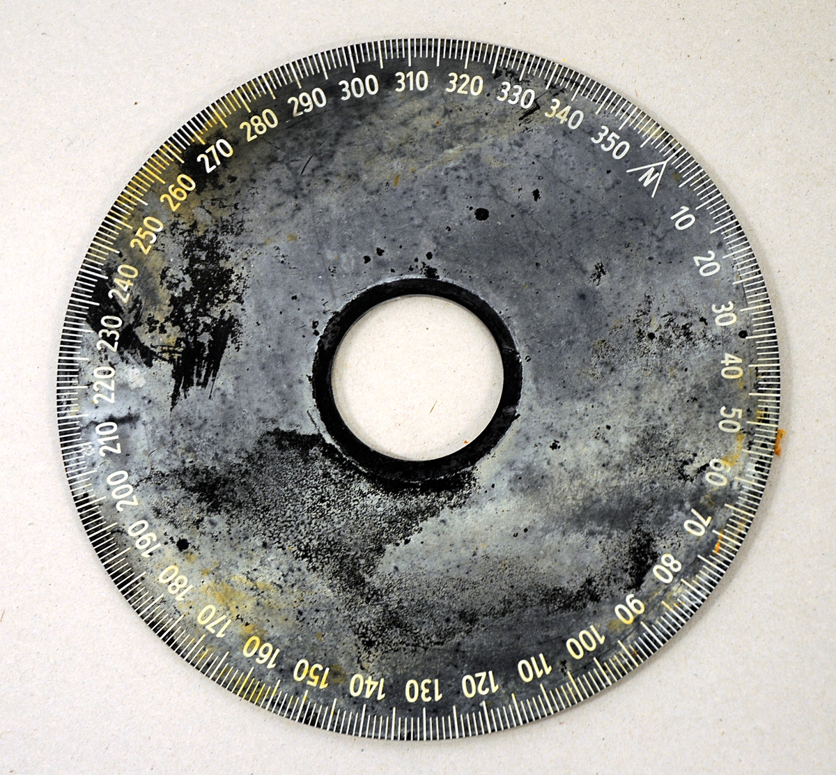 Kompassrose som ble hentet ut fra riggen Alexander L. Kielland i forbindelse med snuingen i 1983.