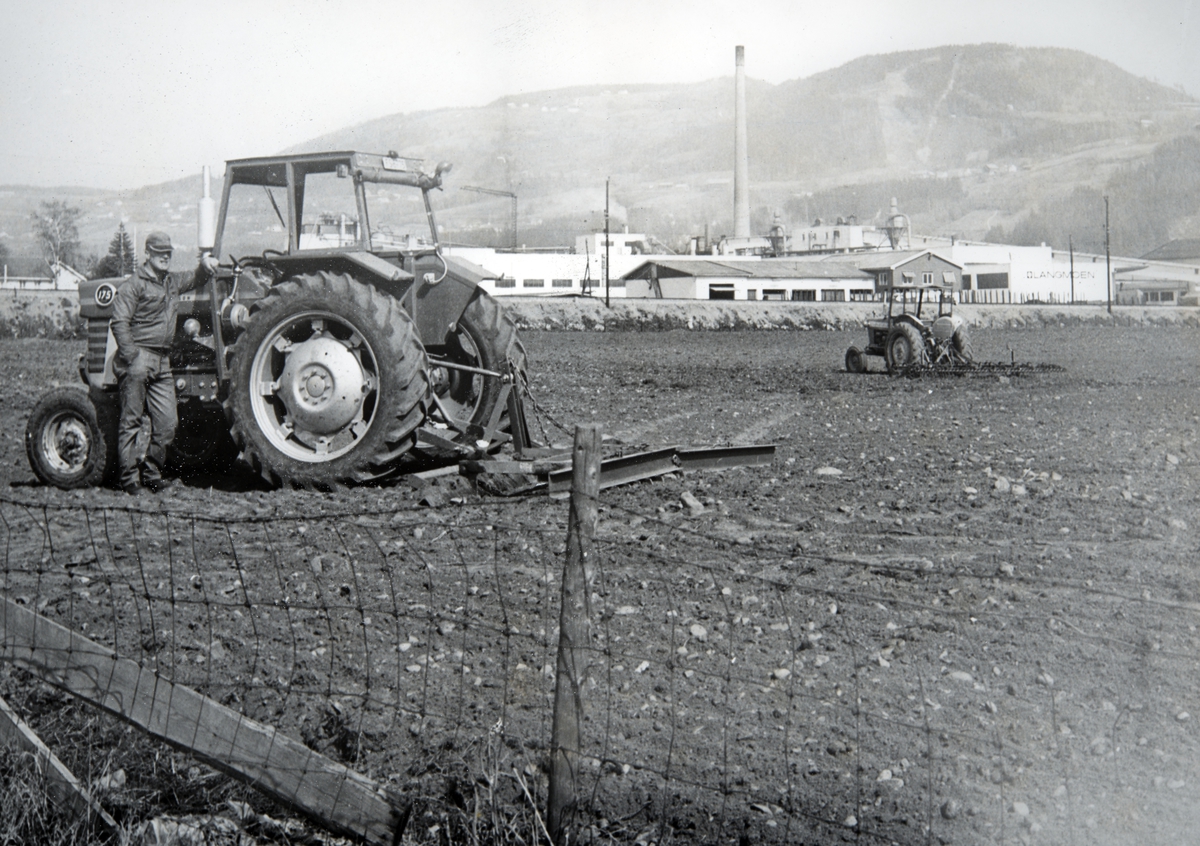 Granerud gard, Brumunddal, våronn, slodding, harving, traktor. Jordbruk.