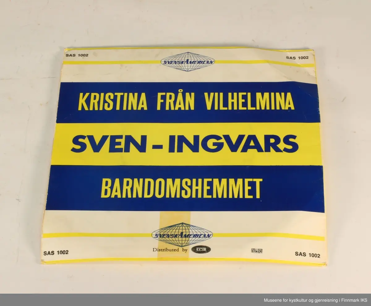 Vinylplate med etui i papp. Etuiet er gul og blå. En av sidene viser bildet av bandet Sven-Ingvars. Platen spiller to sanger: "Kristina från Vilhelmina" og "Barndomshemmet" av Sven-Ingvars.