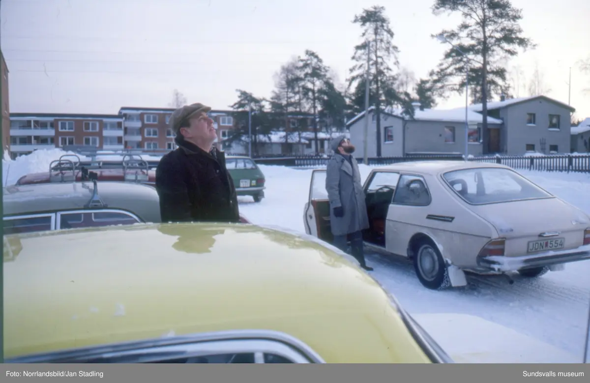 Bilder från en jättelyftkran uppställd invid höghuset på Skönsmon.
