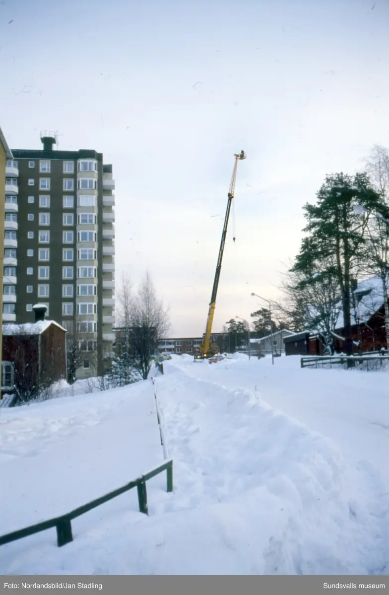 Bilder från en jättelyftkran uppställd invid höghuset på Skönsmon.