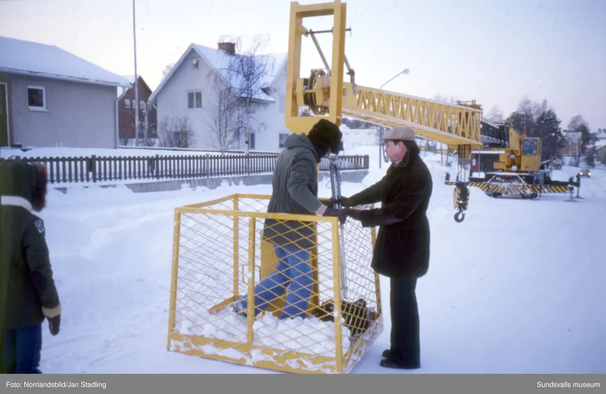 Bilder från en jättelyftkran uppställd invid höghuset på Skönsmon.