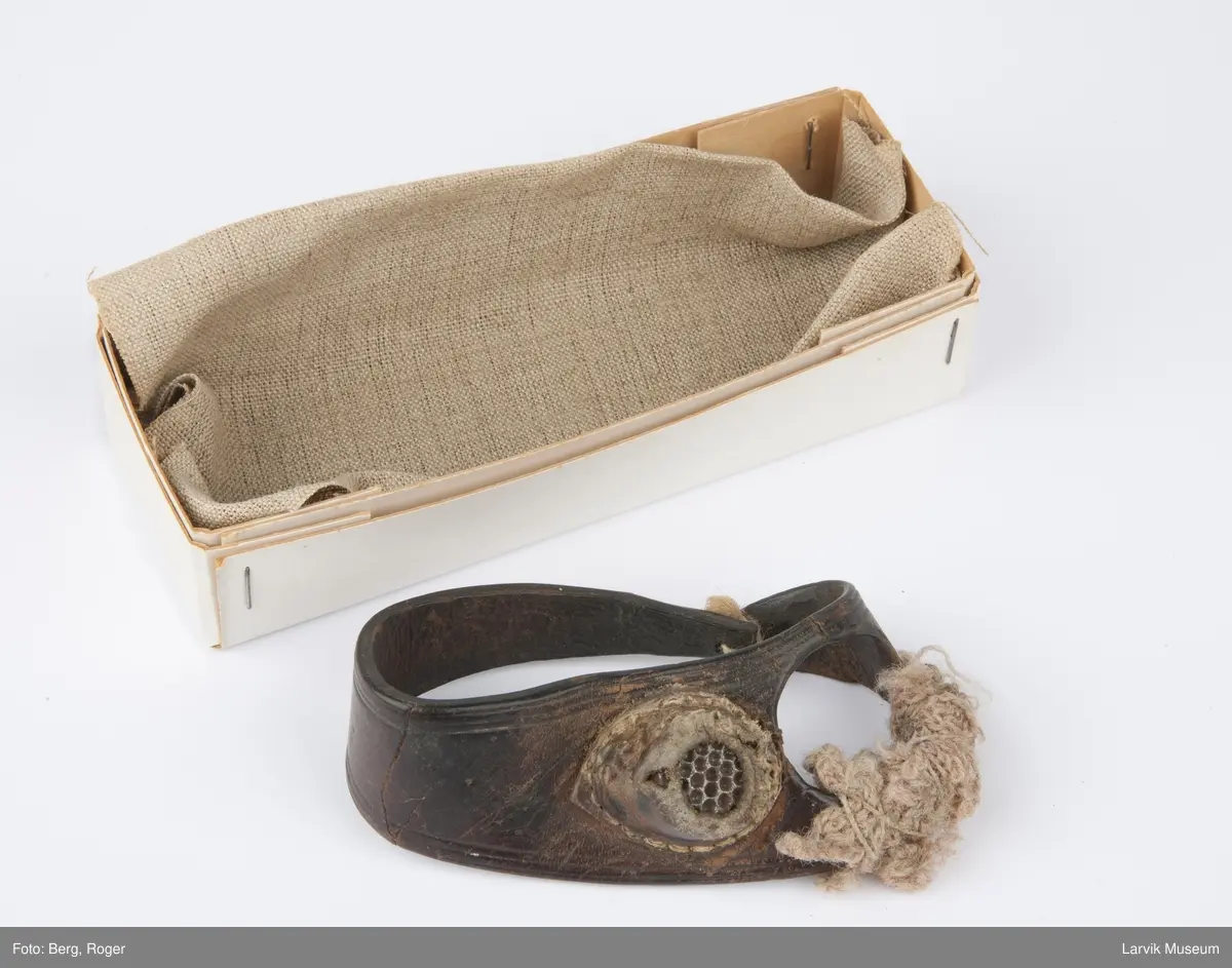 Likhanske for å sy liket til seilet. Liket er wire eller tau som syes rundt seilet så det ikke revner. Kan også brukes som alminnelig seilhanske for grov duk