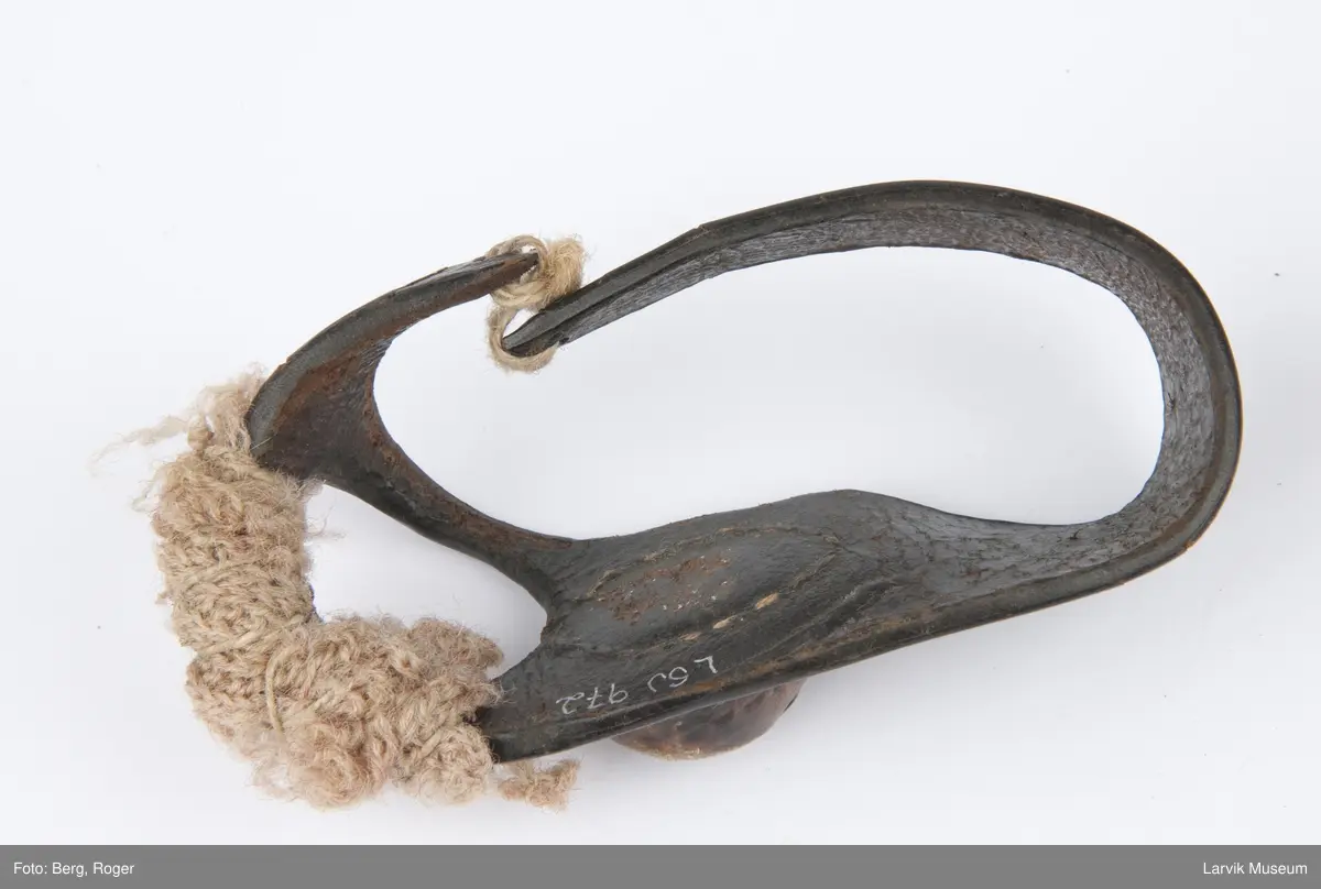 Likhanske for å sy liket til seilet. Liket er wire eller tau som syes rundt seilet så det ikke revner. Kan også brukes som alminnelig seilhanske for grov duk