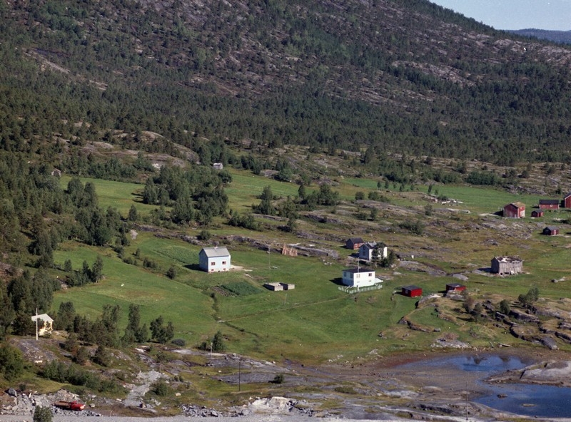 Gårdsbruk ved sjøen.